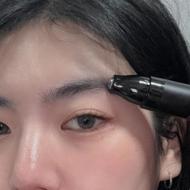 윤영지 on Instagram: "#광고 차가운 바람과 함께 휑 해지는 정수리😭 평소 가는 모발과 넓어지는 가르마가 고민이라면 지금 바로 실키드 탈모펜슬🔥 👉 모발빠짐 75% 감소 임상 👉