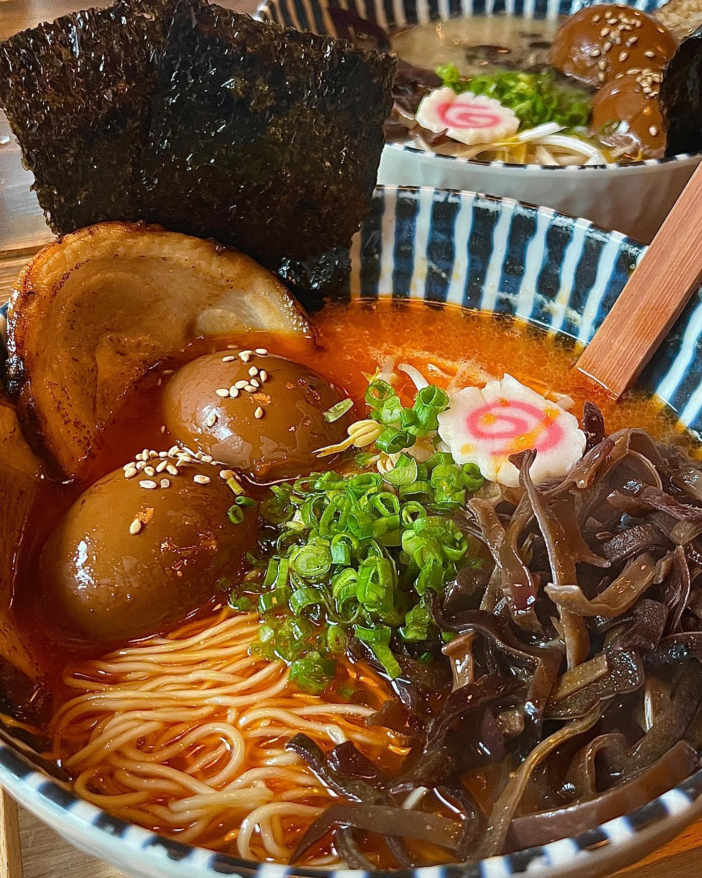 조용하고 아늑한 구월동 일본라멘맛집 #요유라멘 

메뉴가 정말 심플하게 딱 3개뿐인! 그래서 더 전문적인느낌 폴폴나는 라멘집에 다녀왔습니다. 메뉴는 딱 #돈코츠라멘 #매운미소라멘 #부타동 3가지입니다. 

저희는 라멘 종류 2가지와 사이드메뉴를 주문해봤어요. #돈코츠라멘 에 타마고 추가했습니다. 돈코츠라멘은 국내산 등뼈를 장시간 직접끓였다고하셔서 그런지 정말 진하고 맛있었습니다. #매운미소라멘 에 타마고추가. 돈코츠육수에 매운 미소양념을 넣은 라멘입니다. 돈코츠 기본 육수가 맛있어서그런지 역시나 맛있었고 매콤해서 느끼하지않아서 더 좋았어요. 

사이드 메뉴로는 #감자고로케 #왕새우튀김을 주문했는데요. 바로 튀겨주셔서 그런지 바삭하고 뜨끈해서 맛있게 먹었습니다. 나오자마자 바로 먹는거 추천! 

여기는 맛도 있는데 인테리어도 너무 이뻐서 진짜 일본온 느낌나고 아기자기하고~~ 구경하기도 좋더라구요!! (게다가 일본라멘집에 김치있는거 처음 봐서 더 좋았다는..!!ㅋㅋㅋ) 장사의 신 솔루션도 받았다고하니 한번 방문해보세용~~ 

#요유라멘 #일본라멘 #인천라멘 #구월동라멘 #라멘맛집 #미소라멘 #돈코츠라멘 #새우튀김 #인천데이트 #구월동데이트 #먹스타그램 #먹스타맛집