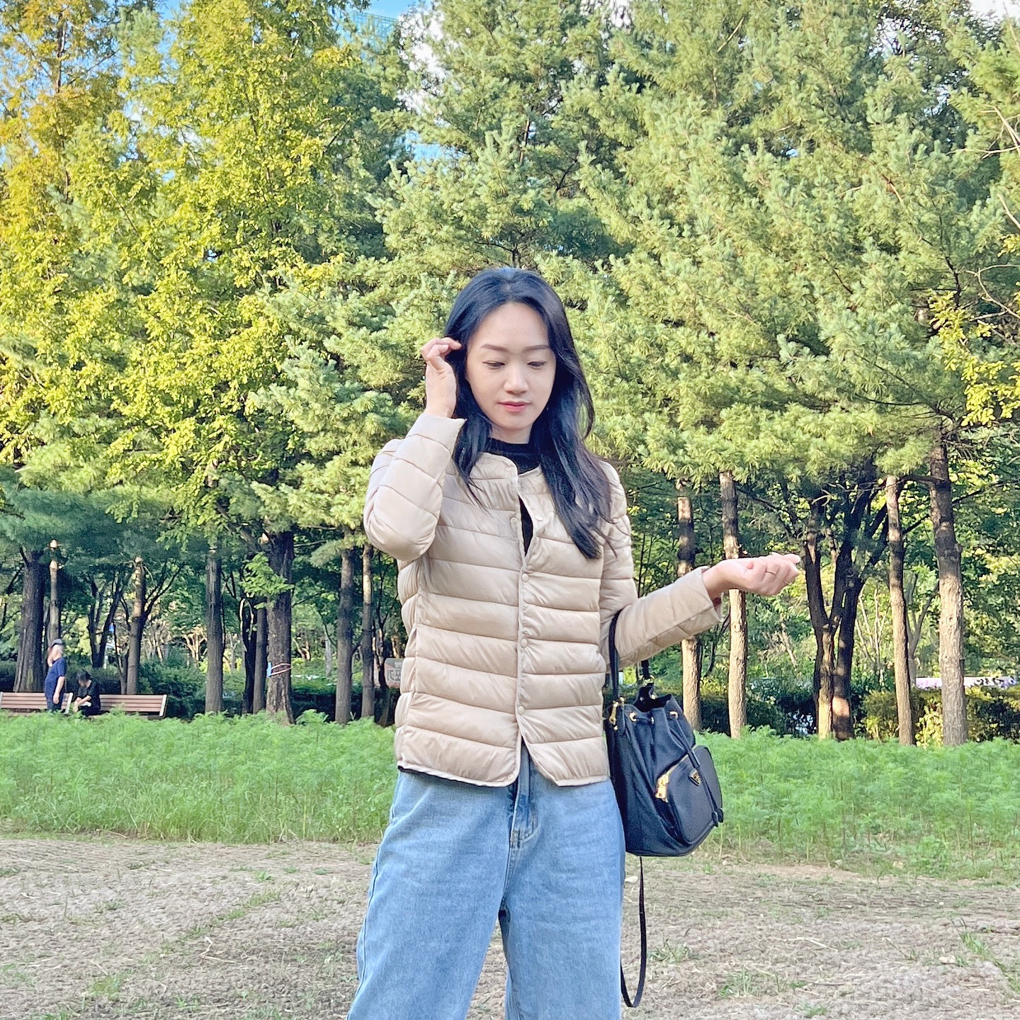 #협찬

아침,저녁으로 서늘해지기 시작하면서
다음주부터는 조금 추워진다고 해요!

이럴때 준비해야 할 경량패딩!
저는 📍<글램디아의 베이직 라이트 패딩>입어봤어요.

심플한 디자인이라
어디에 입어도 다 잘 어울리는
하나쯤 꼭 가지고 있어야할 ✔️데일리템이죠~

글림디아의 베이직 라이트패딩이 특별한 이유는
✔️라운드넥과 ✔️브이넥 2가지 디자인으로
연출이 가능해서 한가지 아이템으로
다양하게 입을 수 있어서 좋았어요!

그리고 무엇보다 ✔️고퀄리티 충전재를 사용해
내구성도 높고 보온성이 우수해 따뜻하게 입을 수 있어요!

✔️방수원단으로 제작되어
항상 깔끔하게 입을 수 있답니다!

📌저는 163cm 50kg인데
베이지 컬러, L(55)를 착용했는데 딱 알맞게 맞았어요!

글램디아 -> glam__dia 

#글램디아 #glamdia #셀럽리뷰 #서포터즈 #경량패딩 #베이직경량패딩 #누빔자켓 #라이트딩 #경량자켓 #ootd #패션스타그램 #패션 #데일리룩 #데일리룩코디 #잇템 #필수템 #쇼핑몰추천 #스타일리시 #Kfashion #Koreafashion