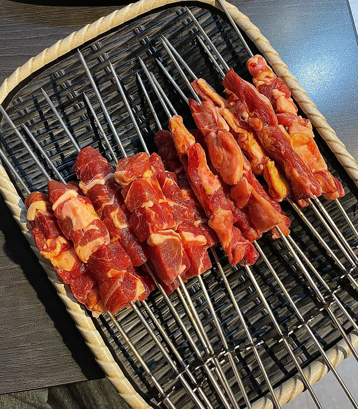 ✔️ 지가네양꼬치마라탕
😋 2인 A세트 (양꼬치 8개, 양갈비살 8개, 
소세지 2개, 닭파꼬치 2개, 마라탕)
🧐 냉동이 아닌 냉장고기로 빠르게 구워서 먹을 수 있으며
마라탕은 땅콩소스의 참 맛을 알게 해준 곳
진한 육수에 깔끔한 근본 마라탕은 다른 마라탕집과는 달리 
여기서만 맛볼 수 있는 진한 맛

서울 강동구 구천면로 279

#jmt #존맛 #동네맛집 #맛스타그램 #맛집소개 #맛집스타그램 #맛집추천 #맛집탐방 #맛스타 #먹스타 #맛집 #먹방 #맛집투어 #먹방스타그램 #먹스타그램 #오늘의맛집 #맛집공유 #추천맛집 #찐맛집 #전국맛집 #맛집여행 #맛집그램 #맛집코스 #먹스타맞팔 #핫플레이스 #핫플 #서울여행 #서울여행지추천 #서울데이트코스 #협찬