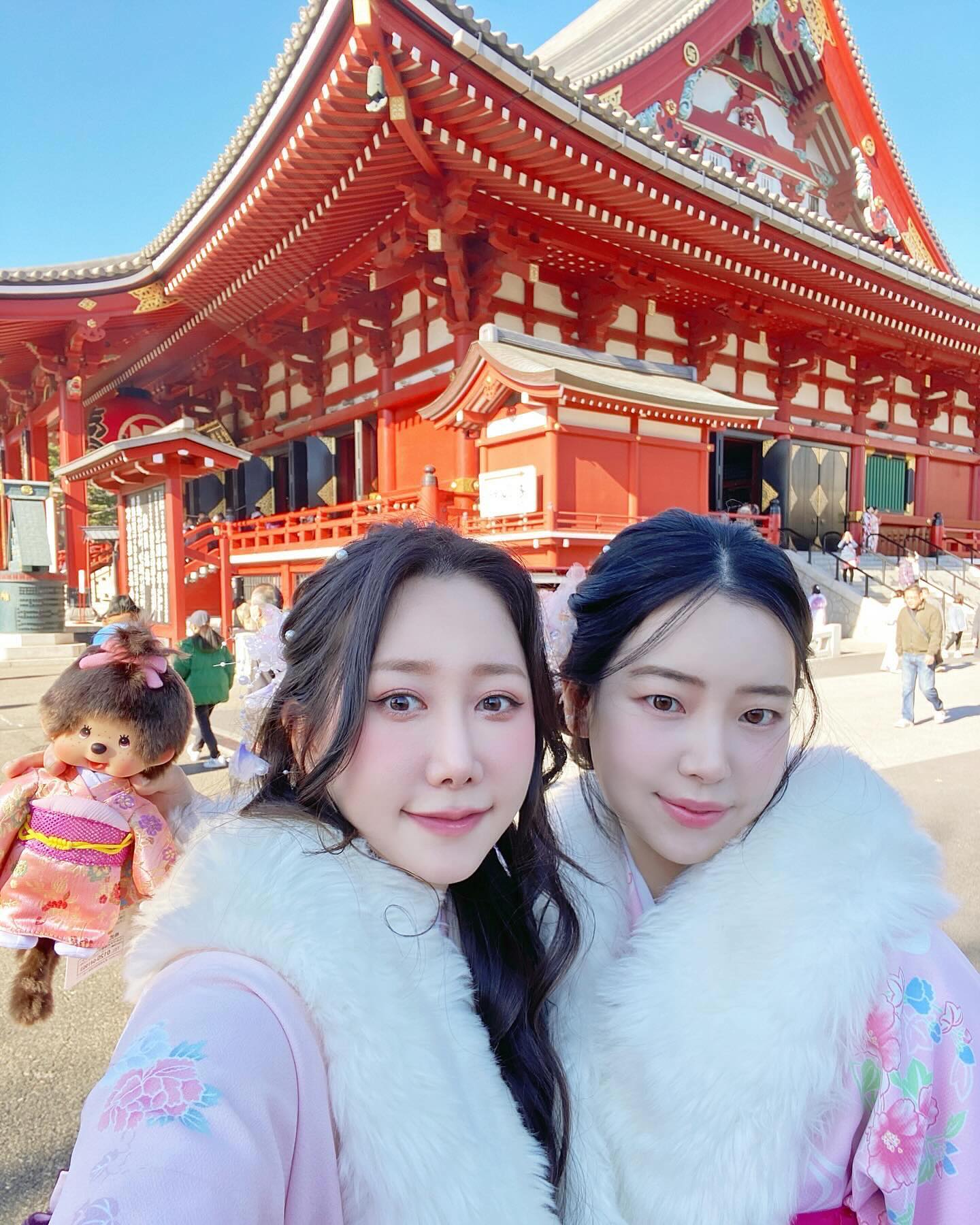 ⛩️ 도쿄에서 단짝이랑 기모노 입어보기 👘

센소지 구경하다가 잡지 기자님한테 새해 인터뷰당한 강렬한 우리의 뒷모습 👯‍♀️
인터뷰 끝나고 사진 요청드렸는데 뒷모습 너무 잘 찍어주셨당 😚
너무 재밌었던 아사쿠사 시간 여행 다음에 남자들 데리고 가쟈 👺

🧧❣️