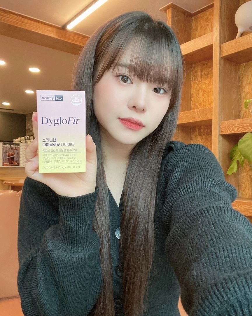 #협찬 
스키니랩 다이글로핏 다이어트❤️‍🩹
매번 다짐하는 다이어트, 운동과 함께 체지방감소에
도움되는 건강한 농축 식물성 원료에 식약처 기능성에
항산화, 정상적인 면역기능을 함께 할 수 있는
스키니랩 다이글로핏으로 다이어트 시작했어요.

단짠단짠 맛있는 음식 먹고 늘어난 체줌관리에
충분한 수면과 신선한 야채, 샐러드, 운동과
기상 후 1정 물과 섭취하고 하루 시작!!
목넘김이 편하고 휴대하며 다니기 좋은 매일
한번 함께하는 다이글로핏으로 체지방관리해요.

#스키니랩 #다이글로핏 #다이글로메라 #다이글로핏다이어트