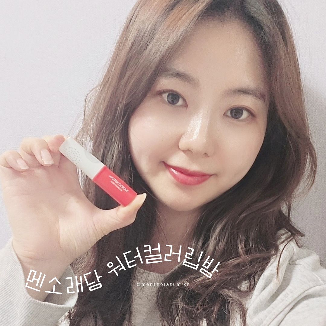 #협찬 

매트립을 바르고 싶어도 
입술을 물어뜯는 습관이 있는 저는... 
컬러립밤 애호가랍니당

이번에 멘소래담에서 워터컬러립밤이 출시돼서
사용해보게 되었어요!
색상은 총 3가지가 있어요.
1) 차밍 레드 : 장미꽃이 물든 듯 투명한 웜톤 레드 
2) 슈가 코랄 : 복숭아꽃이 물든 듯 투명하고 화사한 웜톤 코랄
3) 스위트 핑크 : 벚꽃이 물든 듯 투명하고 사랑스러운 웜톤 핑크 

웜톤 컬러립밤이지만,
파워 쿨톤, 겨쿨인 제가 써도 넘 예쁜 컬러더라구요.
꾸안꾸에는 3번 스위트핑크🩷
출근메이크업에는 1번 웜톤 레드❤️
2번 슈가코랄과 1번 차밍레드를 레이어드해서 바르면 코랄레드로
겨쿨인 저도 쓰기 예쁜 컬러예요.

보습과 컬러까지 한번에 해결되고,
마지막 비포애프터만 보더라도
조퇴st에서 확 달라지는 게 보이시죠?
비포애프터는 1번만 바르고,
메인사진은 2번 덧바른건데
여러번 덧발라도 맑은 발색으로 과하게 진해지지않아
더욱 좋더라구요.
이번 겨울은 멘소래담 워터컬러립밤으로
촉촉하게 예뻐져야겠어요🫶

Thanks to mentholatum.kr

#멘소래담 #멘소래담워터컬러립밤 #웜톤찰떡컬러 #밀착물광 #립밤 #립밤추천 #입술각질 #웜톤립밤 #핑크립 #컬러립밤 #발색립밤 #립추천 #촉촉한립 #웜톤립 #컬러립밤추천 #레드립 #코랄립 #데일리립 #생얼립밤