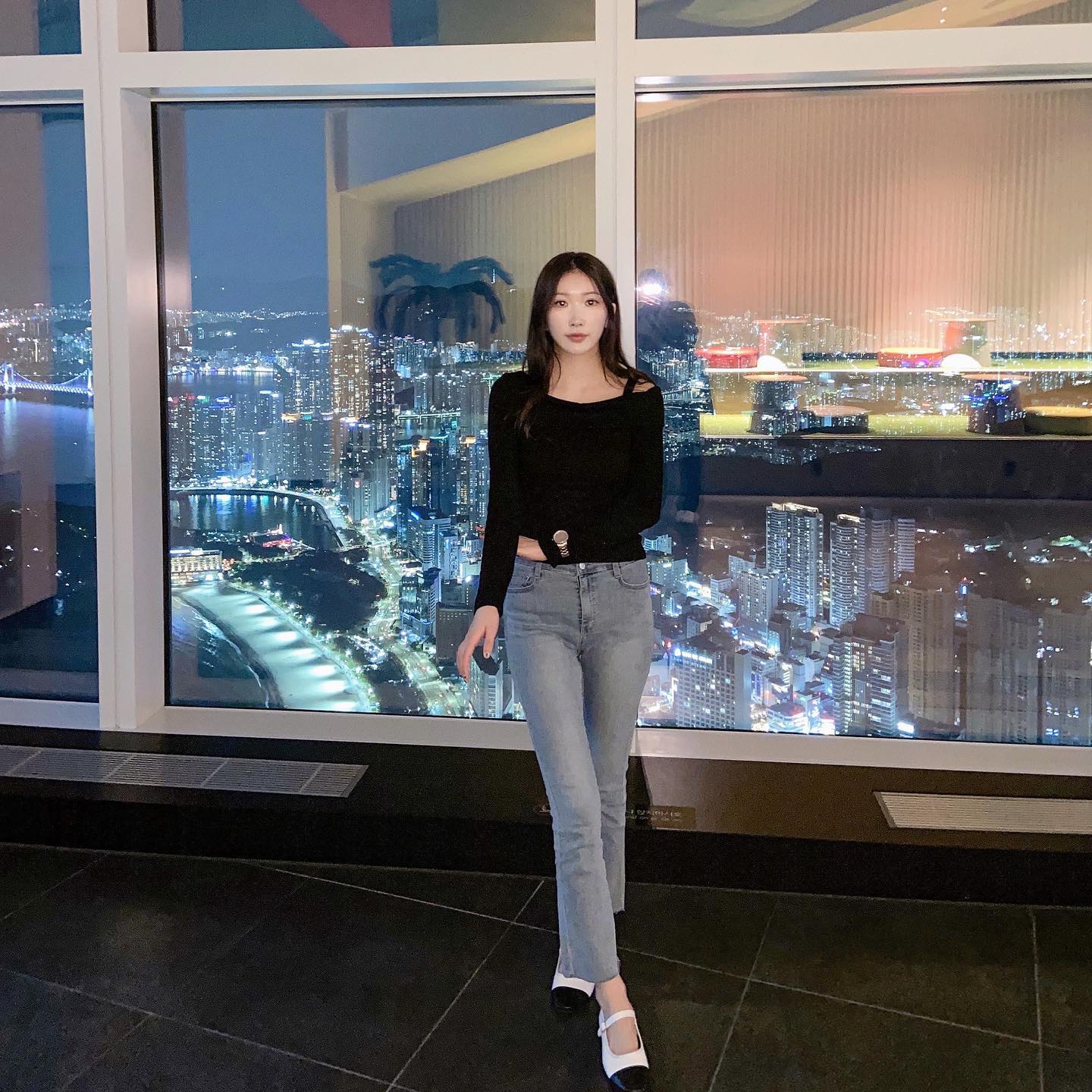 부산여행 시 꼭 가봐야하는 #야경명소 🌃

100층 야경 뷰 앞에서
인생샷 남길 수 있는
부산에서 가장 높은 전망대
#부산엑스더스카이 ✨

예쁜 뷰 보면서 식사까지 가능한 곳이라
데이트코스로 강추드려요!

지금가면 아기상어도 볼 수 있어서
애기들과 나들이 가기에도 좋을 것 같아요 :)

📍부산 해운대구 달맞이길 30 엘시티 100F
🕗 10:00 ~ 21:00 (주중, 주말)
☑️ 온라인으로 미리 예약 후 매표소에서 바우치 제시하여 이용
(할인 입장권  예약은 프로필 링크 ‘클룩‘ 참고!)

#부산엑스더스카이 #엑스더스카이
#부산여행 #부산야경 
#busanxthesky #busantrip