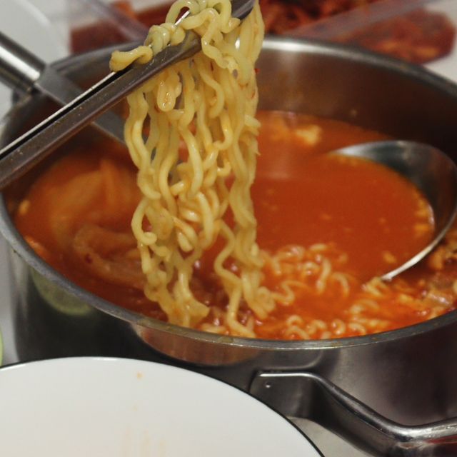 parksunyoung on Instagram: "#광고 #꼭이밥상 #김치찜 3끼 매일 다른거 요리하느라 미칠노릇 그반찬에 그 국,,,매콤한거 먹고 싶다! 맛있는 김치찜 땡기는데?? 카카오톡 쇼핑하기에서 눈에 띈 꼭이밥