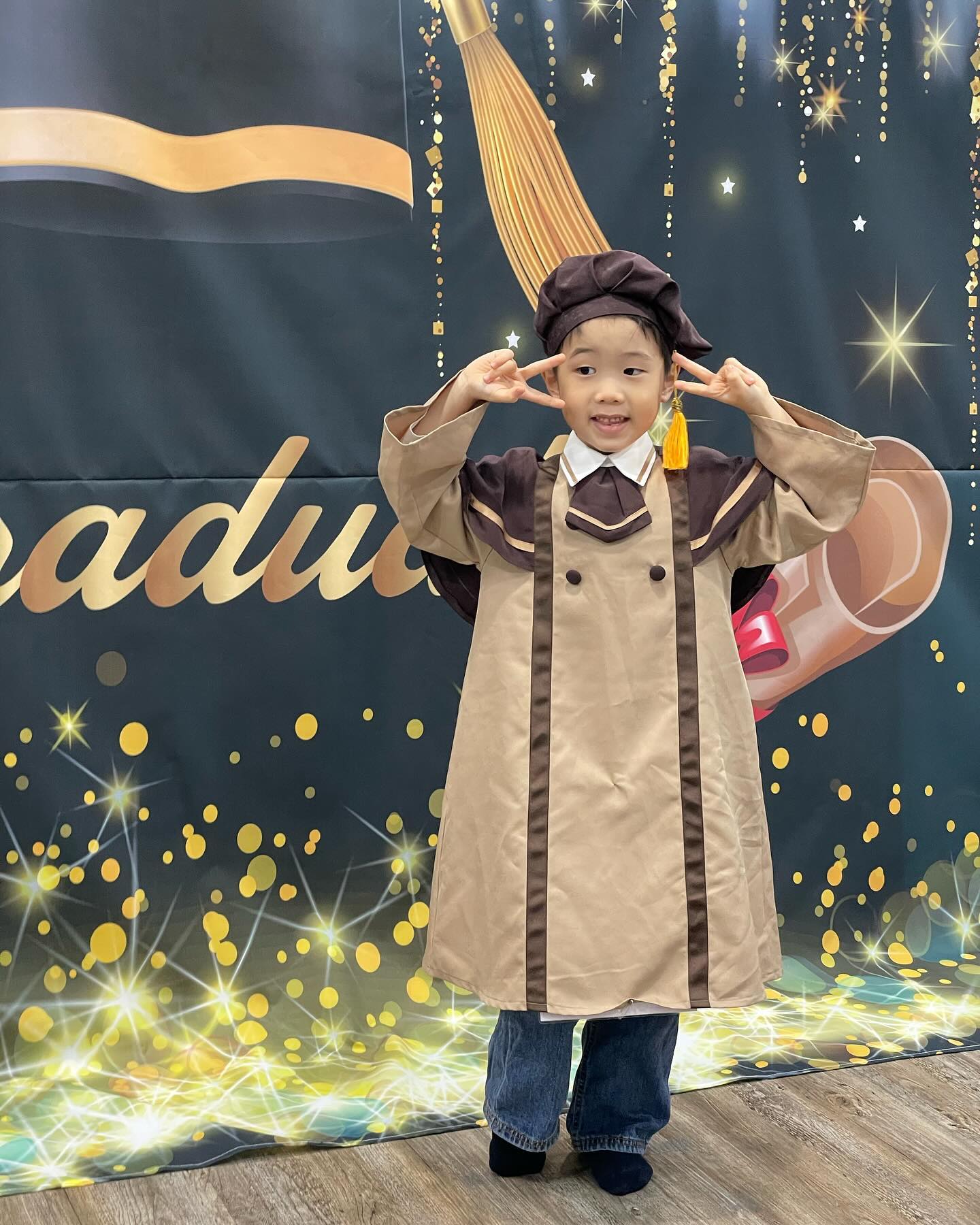 졸업을 축하해❤️
아니근데 학사모는 이정도면 패대기 아냐..?ㅋㅋ
절친들과 기념 사진😊
반은 다르지만 학교는 같아서 다행!
.
#유치원졸업
#초딩이라니😱