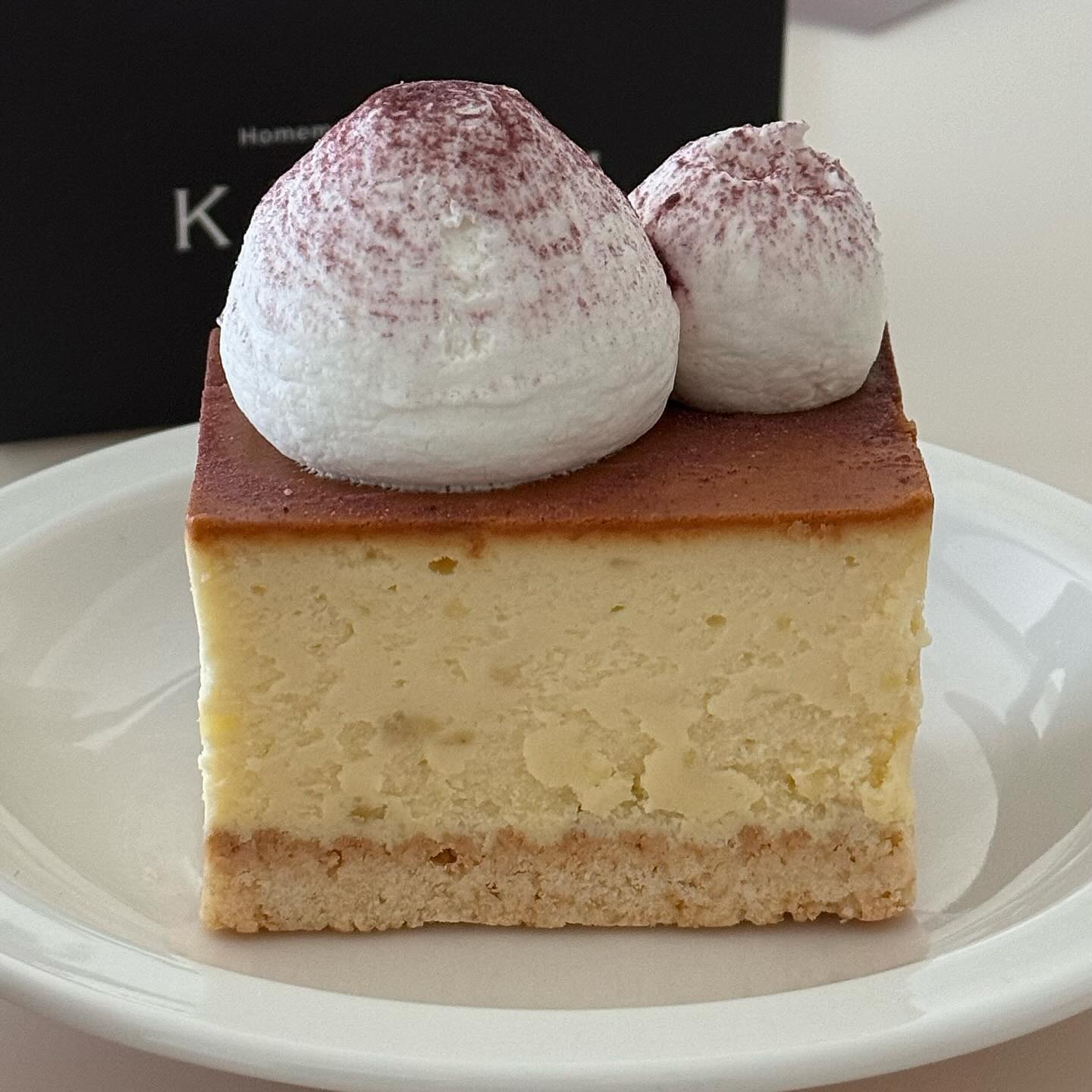 #키에리 꿀고구마 스퀘어 치즈케이크
와 이거 진짜 맛있어요 !! 쿠키지-고구마 치케-크림 🍰 고구마라 든든하고 묵직해요- 쿠키지도 단단하고 크림없이 먹어도 맛있는🫶🏻 평소에 궁금했던 고구마 치케 소원성취,,키에리 가시면 꿀고구마 치케는 꼭 드셔보세요