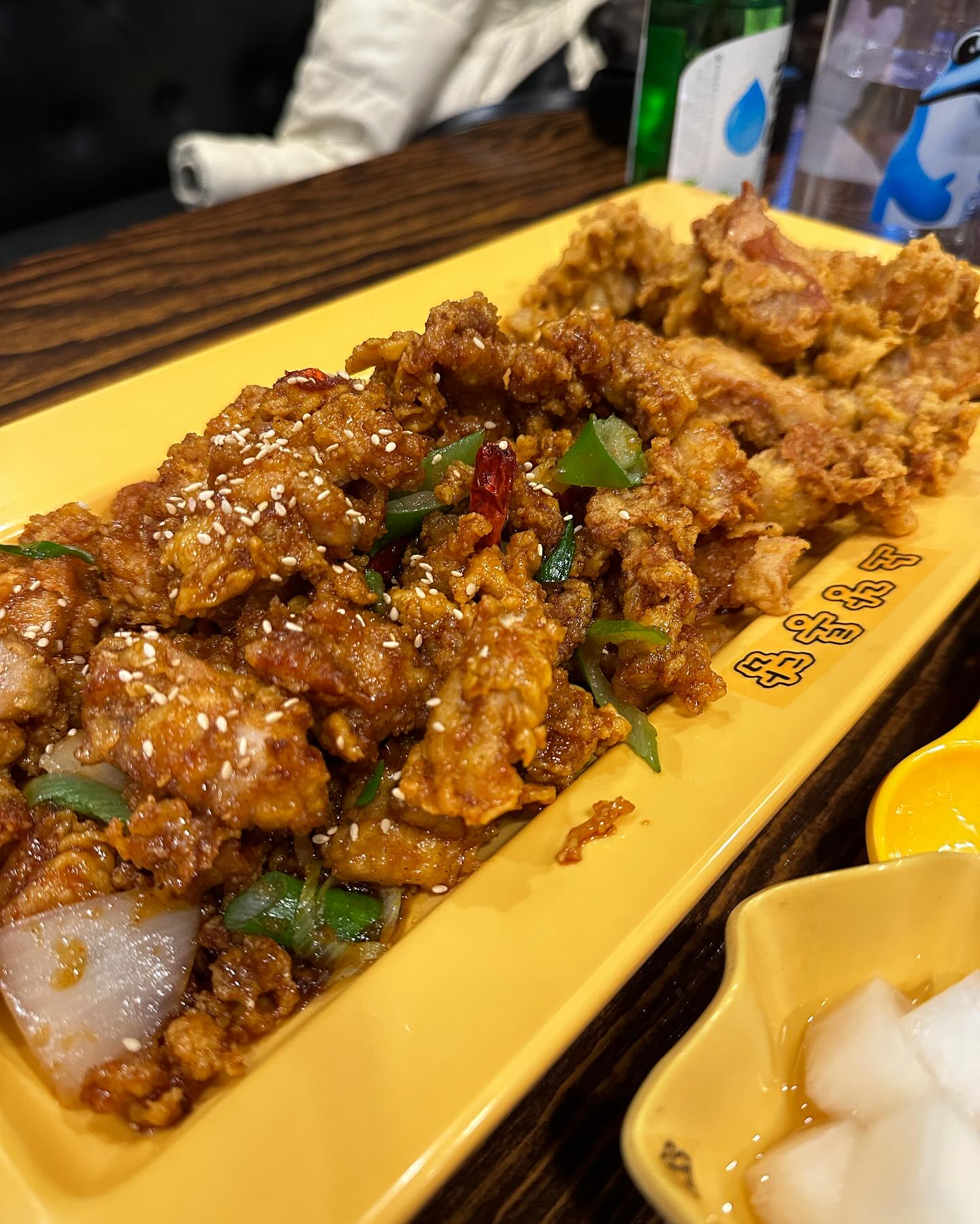 치킨 맛있게 먹는 법
#아시안컵 #축구 경기 있는 날 #노란통닭 에 가서
축구 경기를 보면서 먹는다.
#맥주 랑 먹어도 맛있고, #소주 랑 먹어도 맛있고
#소맥 이랑 먹어도 맛있다.
내 이상형은 치킨집 딸내미…
#먹스타그램 #먹팔맞팔 #jeju #제주맛집 #제원맛집