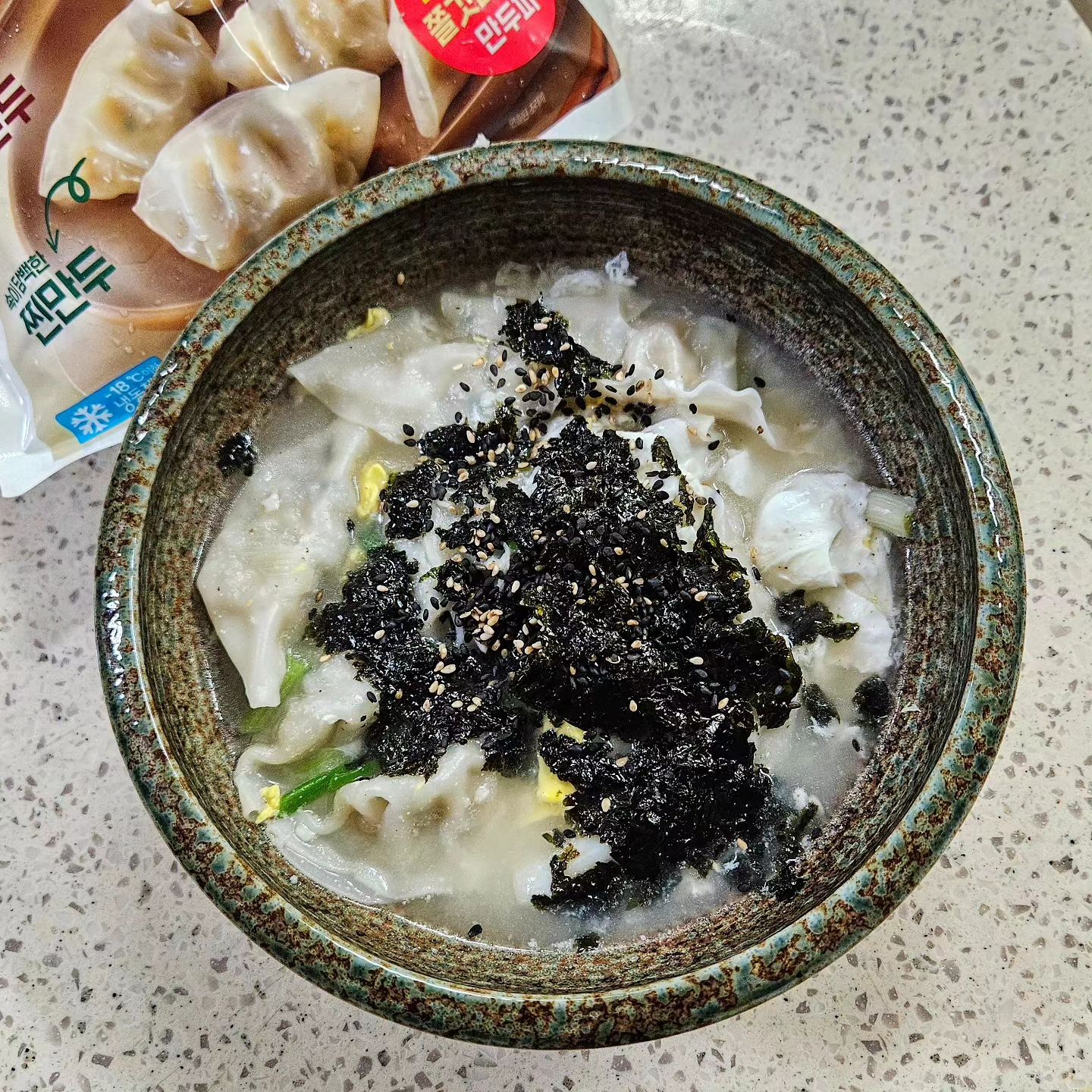 #협찬

갑자기 만두가 땡기는 하루,
모든 요리에 잘 어울리는 #호밍스
만두로 간단 요리해보았어요 😉

#청정원호밍스 제품은 찐만두용,
군만두용, 물만두용 살필요없이
모두의만두 하나로 다 가능 !

그래서 완벽한 조합인 비빔면에
군만두 곁들여도 먹어보고 -
만두국으로도 먹었습니다 ❤️

#호밍스만두 를 구우니 만두피에
찹쌀가루가 들어가 쫄깃바삭하고

만두국으로 먹으니 국산돼지고기,
신선한 야채에 국물이 스며
담백하니 맛있었어요 🤭

거기다 한입에 간편하게
먹기 좋고 조리하기 좋답니다 !
근처 마트에서 구매할 수 있으니
궁금한 분들은 마트로 슝슝 =33

📍구매처
chungjungone chungjungone_life
.
.
#호밍스가맛있더라 #호밍스신제품 #모두의만두 #만두요리 #homeings #만두추천 #간편식