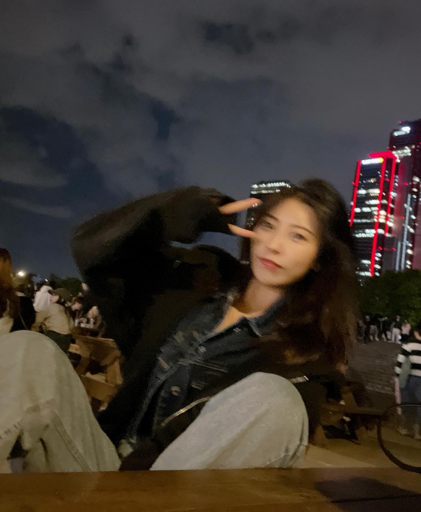요렇게 찍는 건가

요즘 인스타 사진 업로드가 늦다고 하여📸
#한강야경 #여의도