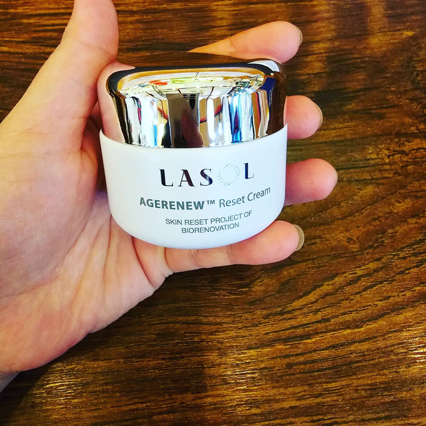 #할인구매 lasol.official #라솔 #에이지리뉴
.
평소 산뜻한 수분크림만 쓰는데
그래도 땡기는 느낌이 들어서 바꿔봄. 탄탄하고 견고한 피부로 가꾸어준다고하니 기대해도 되는건가..?ㅎㅎ 주름, 미백, 보습에 힘을 주었다니 엄마랑 써도 좋을듯. 물을 많이 쓰다보니 손도 그렇고 얼굴도 너무 건조하고 땡기는데 매장에 갖다두고 틈틈히 발라봐야겠다!
손등에 테스트해봤는데 일단 향은 부담스럽지 않아서 굳.
바르는 느낌도 부드럽고 묵직한 느낌이지만 의외로 금방 흡수되는듯한데 흡수시키고 나서도 손등이 부들부들하다! 안바른 손등이랑 비교되는고만! 오늘은 일단 만족!ㅎㅎ 꾸준히 써보겠음!

#리셋크림 #에이지리뉴리셋크림 #경험 #저자극 #항산화 #EWG그린 #08L #안티에이징 #신상품나왔을땐 #맛집 #강아지 #라솔에이지리뉴 #찐맛집 #리포좀 #고양이 #관심 #바이오리노베이션 #동안크림
