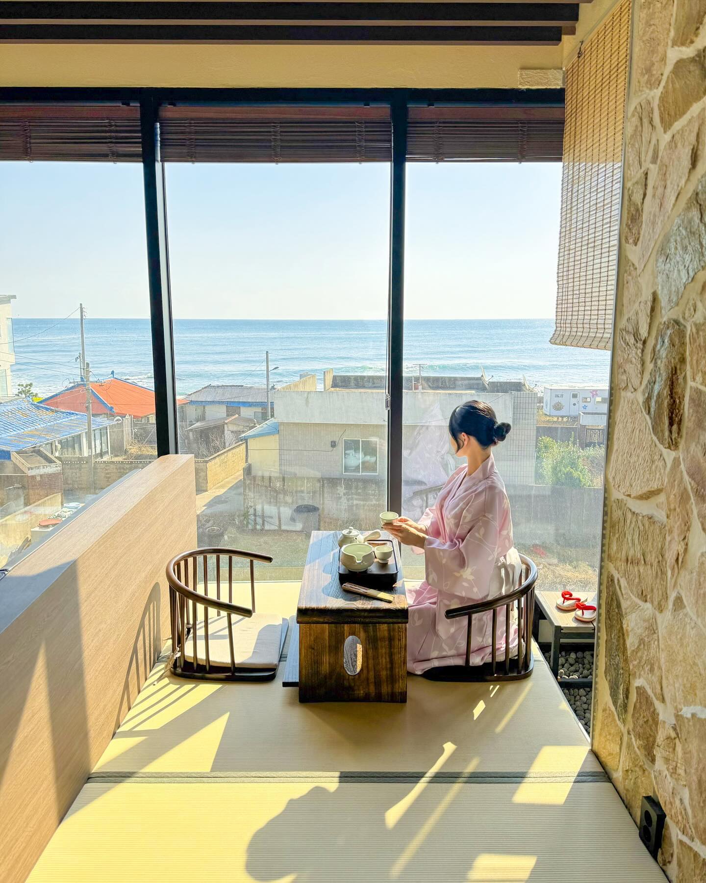 여권없이 일본여행가기
포항 료칸엔소쿠🪭🩷

📍숙소 : 엔소쿠
📍숙박 : 260,000 (1박 /평일기준)

✅장점
전객실 동일 오션뷰
후면은 산/논뷰가 매력적인 엔소쿠

그리고 개별자쿠지,다도공간에서
즐기는 동해안 오션뷰까지

유카타 남녀 제공해드리며
#4개월아기 러블리군도 귀여운
유카타입고 사진찍었어요👶🏻🫶

일본식 프리미엄 다이닝&조식
까지 신청가능해서 엔소쿠에서
식사까지 해결이 가능합니다

국내 동해안 최초의 현대식료칸
엔소쿠 동해안오션뷰를 바라보면서
즐기는 다도타임이 제일 매력적이였어요🍵

▫️침실1 - 퀸침대1, 욕실1, 거실, 자쿠지, 다도공간

▫️웰컴티 녹차제공,어메니티, 빔프로젝터, 전기포트 

📍경북 포항시 북구 송라면 해안로2626번길, 14 (201호)

#여행다녀왔습니다_러블리빈 #숙소제공