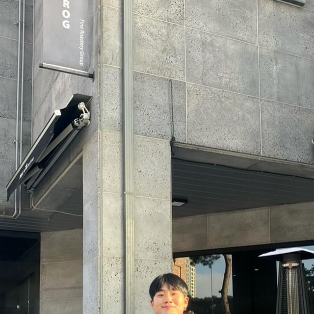  성의 on Instagram: "#광고 
눈이 와 펑펑
-
-
#협찬 #제품제공 
@agod_official_ 에서 제공받았습니다.

✔️FV감성에어울리는코듀로의소재의와이드팬츠입니다. 레트로 무드에 모던함이묻어지는 팬츠 🤩 트렌디한 스타일링이가능하고 감성적인 팬츠 😄데일리한실루엣으로 툭 떨어지는 핏감이 예술입니다 !

✔️따뜻한우드의 4가지 컬러감, 부드러운 원단으로 포근하게 착용되는 AGOO의코듀로이팬츠는 정교한 허리밴딩과, 깔끔한 마감을통해 보다 높은 컬리티의 완성도의 팬츠 😆

#어게인스트올오즈 #agod #에이지오디 #에이갓 #패션계정 #패션계정맞팔 #좋아요"