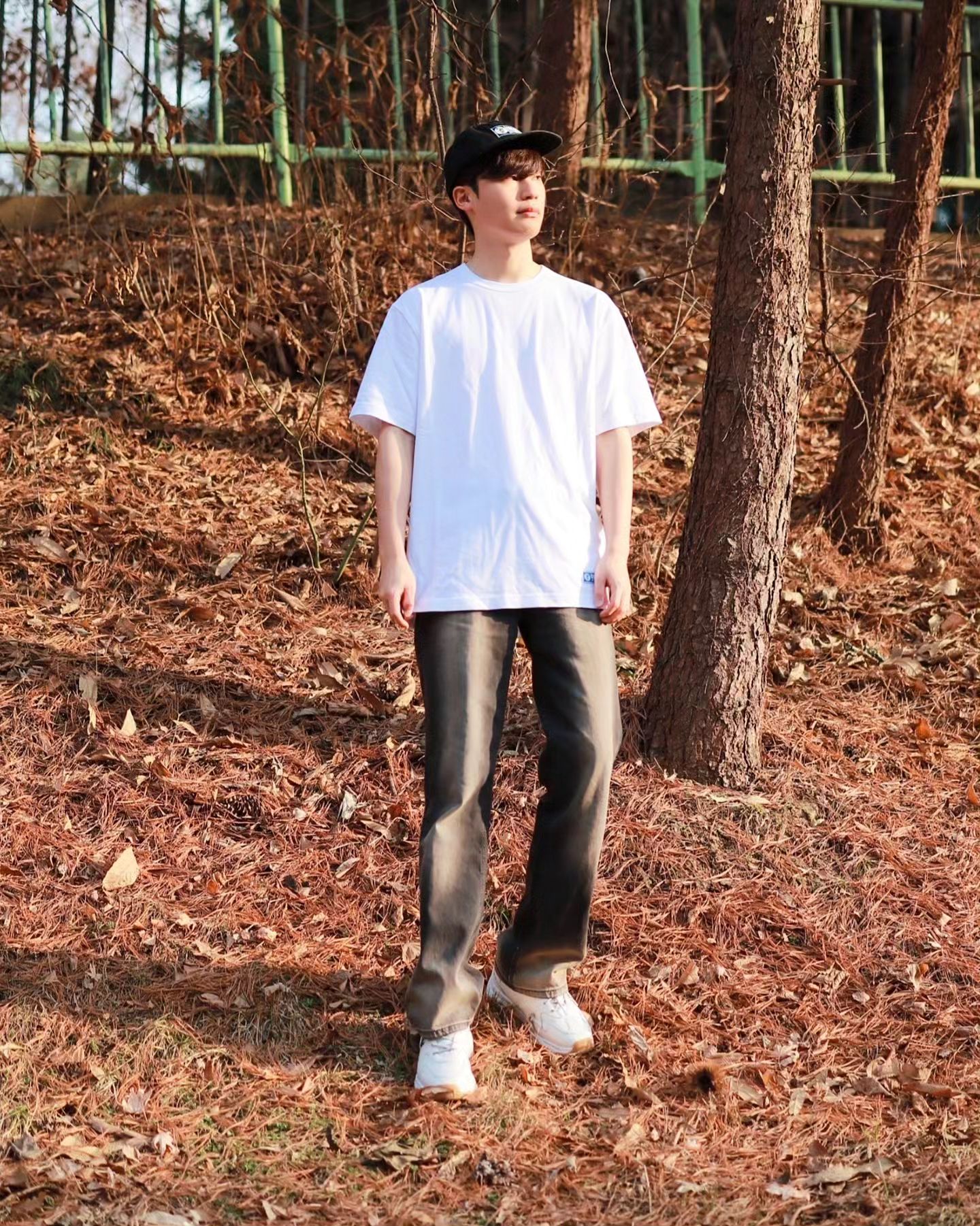 #광고
discusathletic.kr musinsa.official

✔️ 디스커스 애슬레틱의 헤비웨이트 라인으로 선보이는
반소매 티셔츠로 , - 스노우 얀 원사를 공급받아 직접
개발한 원단을 사용했으며 30수 원사를 2겹으로 꼬아
15수와 동일한 두께이지만 더욱 촘촘하고 탄탄합니다. 기존
디스커스 애슬레틱 블랭크 티셔츠보다 넉넉한 오버 핏으로
제작해 편안하고 여유로운 실루엣을 선사합니다🙃

#무신사 #무신사스냅크루 #디스커스애슬래틱 #DISCUSATHLETIC #DISCUS #디스커스 #캐주얼패션 #스트릿룩