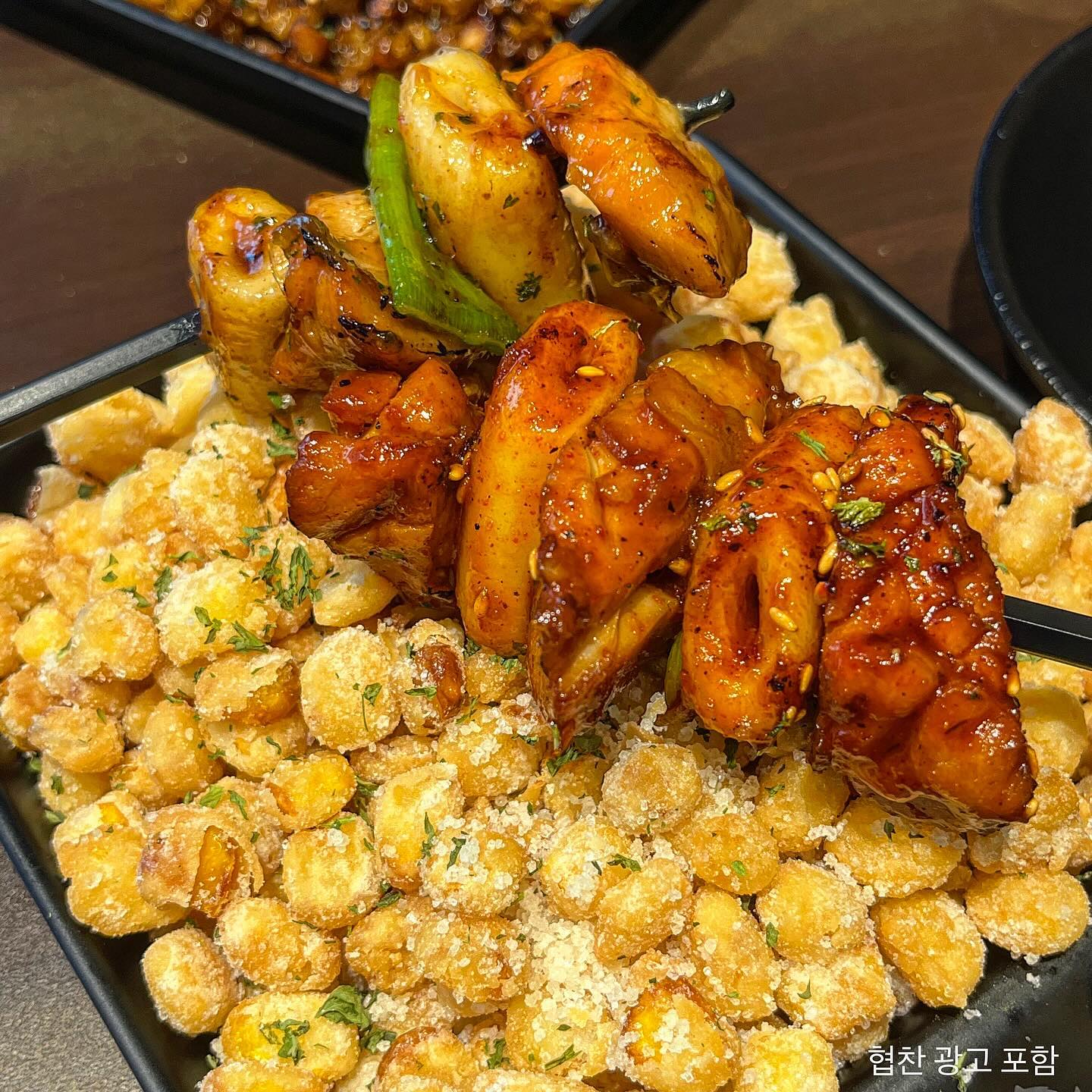 (일단 저장)바베큐치킨 레전드 맛집 찾았어요 ㅠㅠ

📍hwarak_officlal 

화락 바베큐치킨은 100%닭다리살이라 살 안쪄요(?)
그래서 세상세상 부드럽고 대파사리와 쌈무지싸서
한 입 먹어주면 그냥 물리는거 하나 없이 입 안 가득
완벽 그 자체임 ㅠ 여기에 밥까지 싸악 먹어주면 극락

무조건 치밥으로 드셔야합니다. 시그니처 메뉴인
버터 풍미 가득한 직화버터구이바베큐와 한국인 
입맛취저인 달달찐~한 직화고추장바베큐치킨 조합
넘 맛있더라구요 직화라 불맛도 가득해서 
최고예요 진짜 ㅠㅠㅠ 진심 자주 먹을 것 같아요🩷

크룽지는 볶음밥의 눌른 부분? 제일 맛있는 부분만
모아놓은 것 같은 맛이예요 . 세상 바삭해서 치킨이랑
은근 잘 어울렸어요!

또 옥수수pop은 옥수수콘을 튀긴?느낌인데 진짜
맛있어서 계속 퍼먹었어여..ㅋㅋㅋ단짠단짬 미침 ㅠ

@@나랑 화락바베큐치킨 먹자 어때?

#화락  #화락바베큐치킨 #화락바베큐 #치킨 #부천맛집 #심곡동 #치킨맛집 #치킨추천 #치킨스타그램
