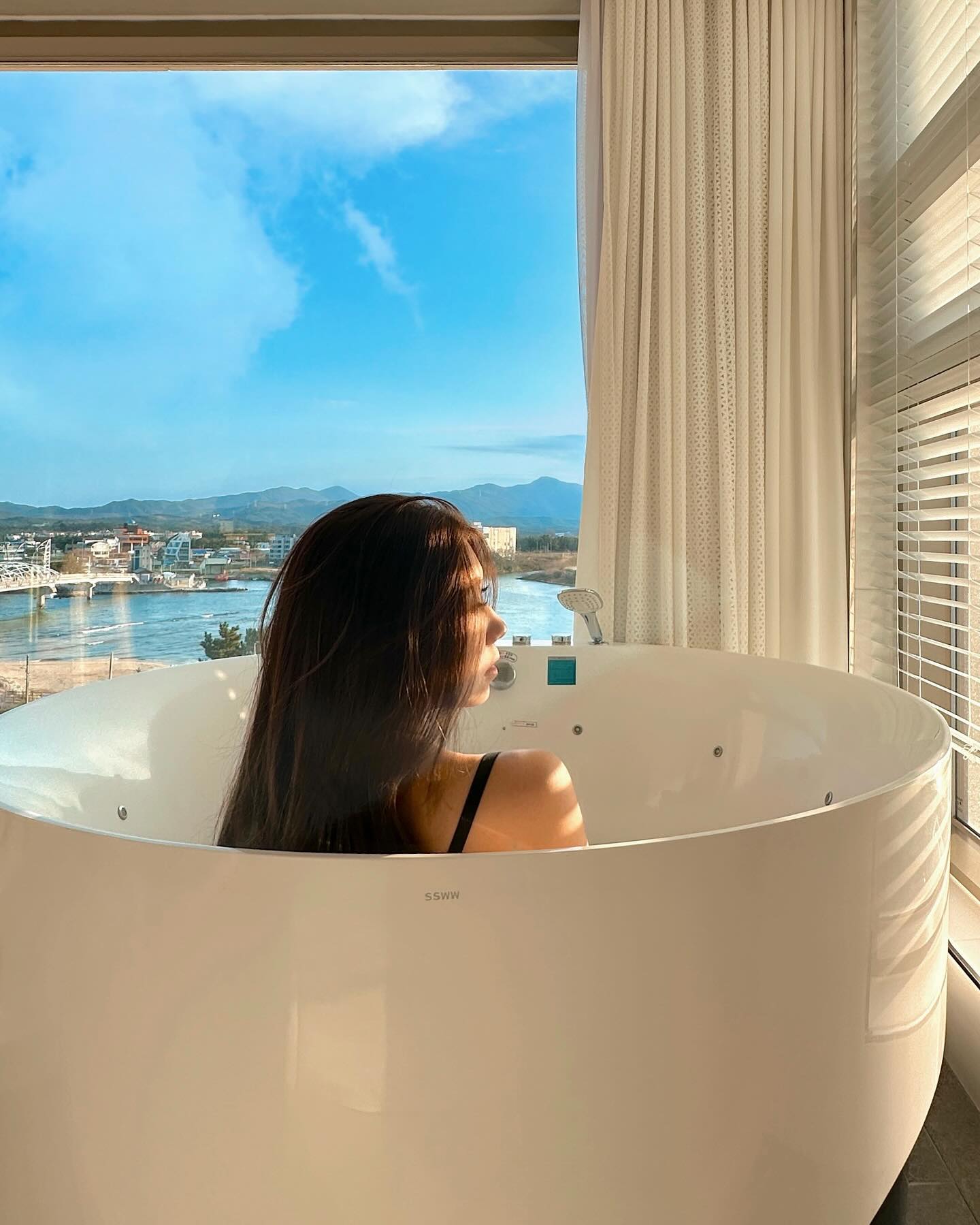 강릉 비수기 10만원대 리버뷰 스파펜션 🛀🏻

강릉쟁이 항상 강릉 놀러가게되면 주문진쪽으로 놀러가서 스테이하고 놀았던 기억이 많은데 이번엔 강릉 안목해변쪽으로 놀러가보았어요 ! 신축이라서 
넓고 깨끗함은 물론인데 안목 카페거리에 위치해있고 안목해변도 가까워서 
오션뷰 보기도 산책하기도 모든게 다 완벽했달까 ,, 💗
숙소 지하에는 주차장이, 1-3층은 편의점과 카페베네가 있어서 그냥 숙소 
건물안에서 카페부터 편의점 모든걸 다 한번에 해결할 수 있어서 더 좋았고 ! 리버뷰도 오션뷰 못지않게 너무 예뻐서 한번 더 반했다구요 
오션뷰/리버뷰 객실 취향맞게 골라서 좋은 추억 남겨보자고 🫧🩵
.
.
📍레이벨류 ray__value #숙소제공 
강원 강릉시 창해로14번길 50
🚗주차가능
🕰체크인 15시 체크아웃 11시
💳네이버예약, 홈페이지 예약
🛌별님 606호 객실 이용
▪2인기준
▪월풀스파

sing.______  소개로 협업 다녀왔습니다
🔖자세한 후기는 블로그에 있어요 
#은주_강릉 #은주_강원도