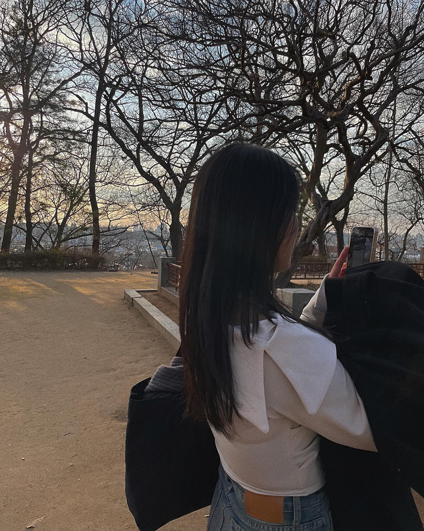 꽃이 피기 시작했던 2월의 어느 따뜻한 봄날,
걷기와 책을 좋아하는 어쩌면 흔한(?) 취향부터
음식과 술 먹는 취향까지 똑 닮은 봄이와 함께 한
두 번째 전주 여행 ••🕍🖤
ㅤㅤ 
이상하게 전주만 오면 지독하게 아파버리는 바람에
이번에도 마지막 날 일정이 꼬여버렸지만..
나 대신 약국 가서 약까지 사다 주는 이 여성을
더 격하게 사랑할 수밖에..♥