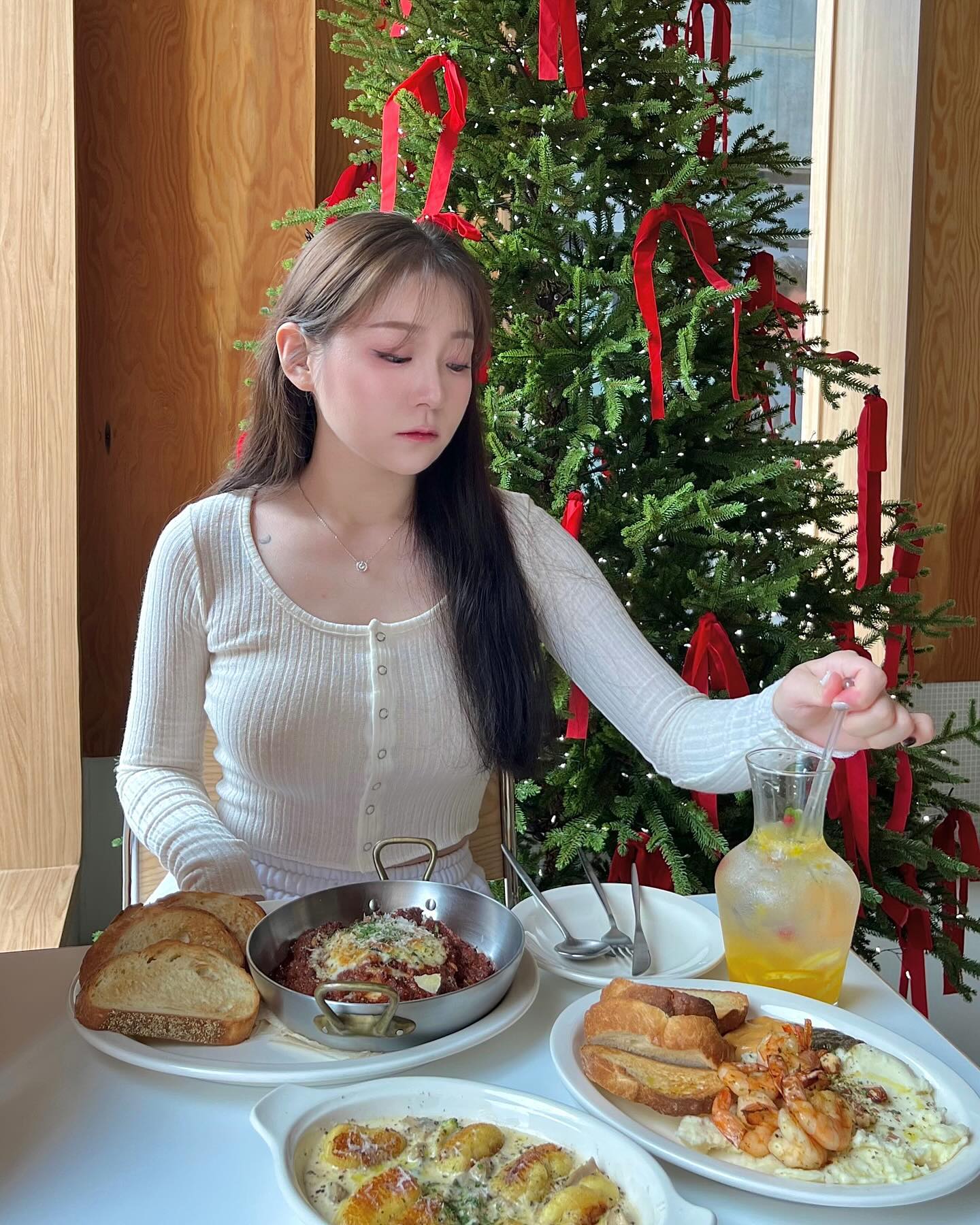 오픈샌드위치&라자냐 맛집?!🫶🏻
평일에 점심시간 되기 전에 갔는데도 사람 왜 많은데요ㅠㅠ

나만 알고 싶은 #브런치카페 인데 이미 평일에도 사람 많은 맛집!! 오픈 주방과 우드톤으로 따뜻하고 편안한 분위기에요! 창도 큼지막하니 채광도 좋고, 분위기도 좋아서 데이트하기도 좋을 것 같아요👍🏻

pich🍽️
📍전북특별자치도 전주시 덕진구 만성북3길 13 1층 101호 
🕙월-토 10:00~21:00
  일 10:00~17:00
🅿️전용주차장X 
🐶반려동물 동반가능