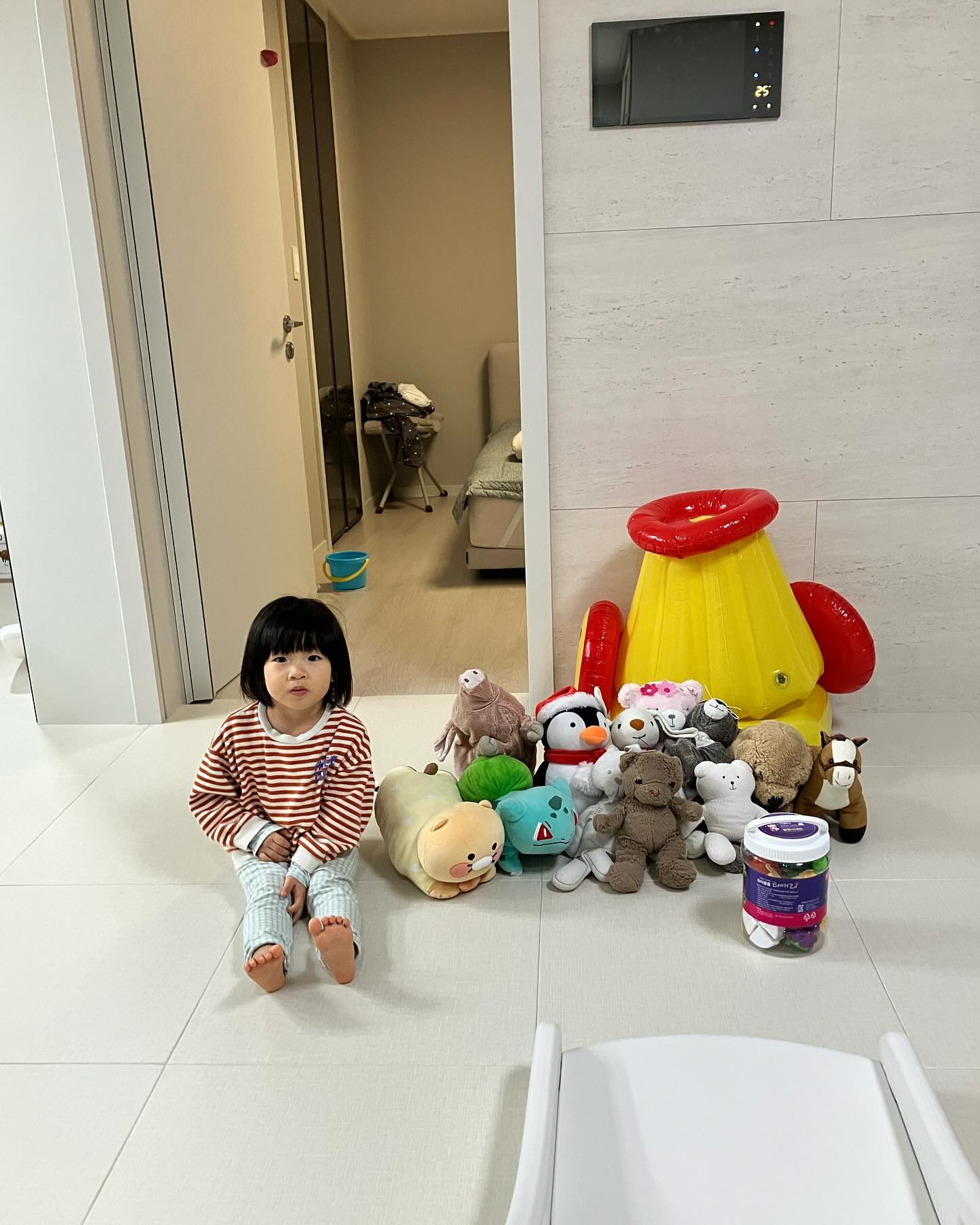 26개월 소희언니♥️

요새 말도 어린이처럼 잘해서 정말 놀랍다
가끔 한글 읽을 수 있나 싶을정도로 책 제목이랑 내용을 외우고있어서 페이지 넘길때마다 소희가 읽어서 신기

말로 상황을 설명하고, 기분과 감정표현하는걸 잘하는 소희
놀이방법도 상상력도 참 기발하고 재밌게 논다~
하루종일 끊임없이 말을해서 입에 거품이ㅎㅎ
물 많이 먹여야지^^

아무튼 너무 예쁜 소희 죻아😘