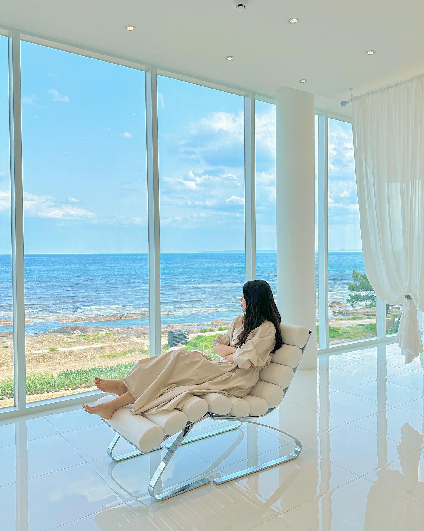 넓은 오션뷰 통창이 너무 예쁜 풀빌라 🌊

푸른 동해바다를 바라보며 바다멍 하고 있으면
객실에만 있어도 힐링되는 곳이예요 :)
 
객실안에 바베큐룸까지 따로 있어
나갈 필요가없는 진정한 풀캉스💙
 
 
🏷️ 나나힐풀빌라
📍 경북 포항시 북구 송라면 봉화길 200
⏰ 체크인 15시 체크아웃 11시
✔️ 객실에 미온수 인피티피 수영장, 야외 자쿠지 보유

#숙소협찬 #트래블로미_포항 
#포항풀빌라 #포항신축빌라 #포항나나힐풀빌라