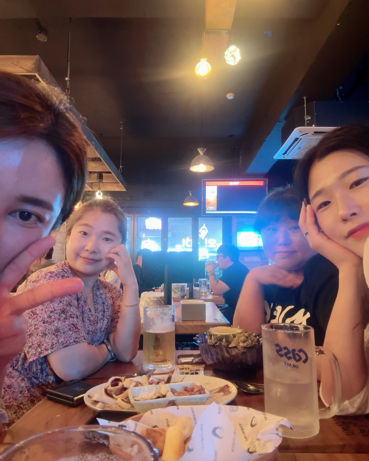 2024.06
벌써 4개월 전🙂‍↕️
ㅋㅋㅋㅋㅋㅋㅋㅋ
너무 오랜만에 이 조합
너무 오랜만에 다른동네
너무 오랜만에 나릿집
너무 빨리 헤어져서 아쉬움
언제 또 보냐 우리
10월 가기 전에?🤣

#아쉬움 #일상기록 #친구들 #또만나 #다음엔어디갈까 #찐친 
#봉명동 #나릿집 #봉명동맛집 #봉명동술집 #청주고기집 #청주맛집