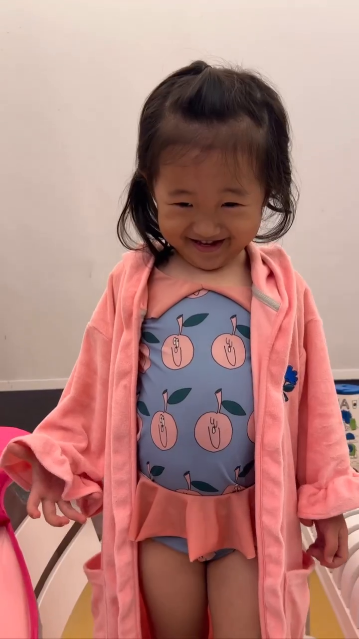 #릴스기록 #뚝딱이하율 #천안여행 ☁️🩵

이 날은 정말,, 예쁜 하늘이 다 했다! 

어린이집 방학기간에도 등원해서
연장반 6시까지 잘 놀아준 하율이에게
엄빠가 주는 보답…..🥹

📌위치정보 #천안파라프라 
충남 천안시 서북구 직산읍 상덕로 50

#바베큐수영장 이라서 물놀이하고 갈아입을 옷만
챙겨가면 모든게 해결되는 곳이에요.
고기가 좀 비싼데 그만큼 질 좋은 고기들이고
야채와 양념장등 셀바는 무료!
냄비+라면+생수+달걀1 까지 세트로 구매가능하고
#캠프파이어 하면서 #마시멜로우 도 구워먹을수 있는곳!🥹 갬성그득,,
이제 오픈한 곳이라 
#바베큐시설 #샤워시설 모든게 만족스러웠고
마주한 직원분들이 다 친절하셔서 기분좋은 시간 보내고 왔습니당! 

아쉬운점 딱 하나는,
1,2부제로 나눠서 운영되는데(주말엔 3부제)
시간에비해 입장료가 꽤 비싸다는것,,
후기보면 네가족 입장료만 얼마에요~~라며
비싸다는 말이 많긴했는데 
아마 34개월 하율이는 입장료 무료였어서
저는 더 만족도가 높은거 같아요?
엄청난 자연뷰는 아닌데 하늘이, 노을이 미쳤음 ㅠㅠ

#천안가볼만한곳 
#아이랑가볼만한곳 
#충남여행 
#파라프라 
#천안핫플