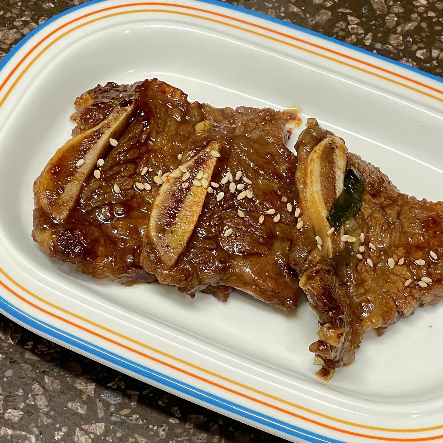 #협찬

집에서 간편하게 그리고 맛있게 #갈비찜 해먹을 수 있는 #만능양념장 #소문난양념장 소개합니다👍🏻
개인적으로 달달한 갈비양념을 좋아하는데
집에서 해먹기에는 손도 많이가고 하잖아요
#올패드 양념장은 작게 소포장 되어있어서 아주 쉽게 해먹을 수 있는게 장점이에요
30분-1시간 정도만 #양념장 에 재워놓으면 더 맛있다는거!
haccp 해썹 제조사에서 만든 깔끔한 포장도 한몫해요😆

#불고기양념장#불고기양념#뚝배기전골#전골#올패드#소스맛집#소불고기#돼지불백