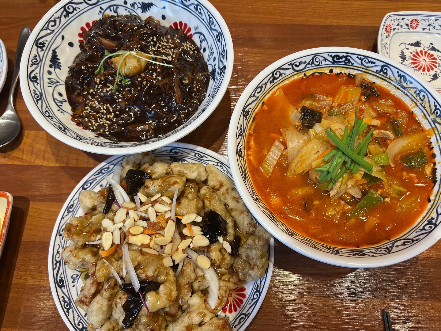 #협찬
지난 주말 캠핑 다녀와서 넉다운🥶
저녁은 나가서 먹자!!
어른 아이 다 좋아하는 중국집으로🫶🏻
옛날소스 찹쌀탕수육
중독성강한 짜장면
불 향 가득한 짬뽕
마무리는 아아!!☕️
완벽한 저녁 식사💚
#도야짬뽕
✅아기의자 있어요!
✅공기밥 무료
✅커피 무료 
🏠주소 : 울산광역시 남구 수암로 149번길 9 대하미르빌 상가 1층 105호
⏰영업시간 : 10시30분~23시 30분
브레이크타임 15:30~16:30
라스트 오더 23:00
🅿️주차장 : 건물내부 상가 주차장
#울산도야짬뽕#울산맛집#울산중국집#울산짬뽕