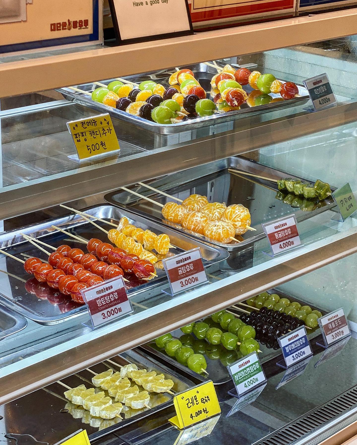 #협찬 🍡🍓🍎🍊🍒
나도 드뎌 먹어봤다 탕후루!
대단한 탕후루가 동네에도 생겨써요
핫해도 너무 핫하길래 첨 먹어봤는데
아삭 파삭 과즙 좌르르 싱기하더라구요
주변에 아파트가 많은곳이라 그런지
아이들보다 어른들이 더 많았어요
다 포장해서 애들 가져다 주려고 그랬는지..!
통귤 탕후루 고민하다가 안먹었는데
믹스에 귤이 들어있어서 먹어봤는데
귤이 설탕코팅이랑 잘 어울리더라구요?
통귤 먹을껄 엄청난 후회.. ㅎㅋㅎㅋ
그나저나 레몬맛 궁금해서 먹어봤는데
겁나신데 겉에 코팅이랑 어울리는거같고요..?
암튼 벌써 체인점이 우후죽순으로 늘어나는데
보니까 이벤트도 자주하더라구요
탕후루 챌린지라구 인스타그램,틱톡,유튜브에
업로드만 하면 탕후루가 공짜라고..!

1. 대단한 탕후루를 먹는다.

2. 인스타그램,틱톡,유튜브에 업로드한다.

3. #대단한탕후루#대단한탕후루챌린지#대단한탕후루송#탕후루맛집#탕후루 를 태그한다

4. 기프티콘을 받고 맛있게 먹는다!

매주 월요일마다 추첨한다고 하니까..
칭구들 챌린지 도전해보세요 ㅎㅋㅎㅋ

https://youtube.com/shorts/qxLvtOnlWwY?si=P3TpD-NMUzNmpXDP"

#대단한탕후루목포석현점#목포상동카페#목포상동디저트#목포상동맛집#목포상동탕후루#대단한탕후루#소자본창업#탕후루창업#탕후루프랜차이즈#탕후루체인점