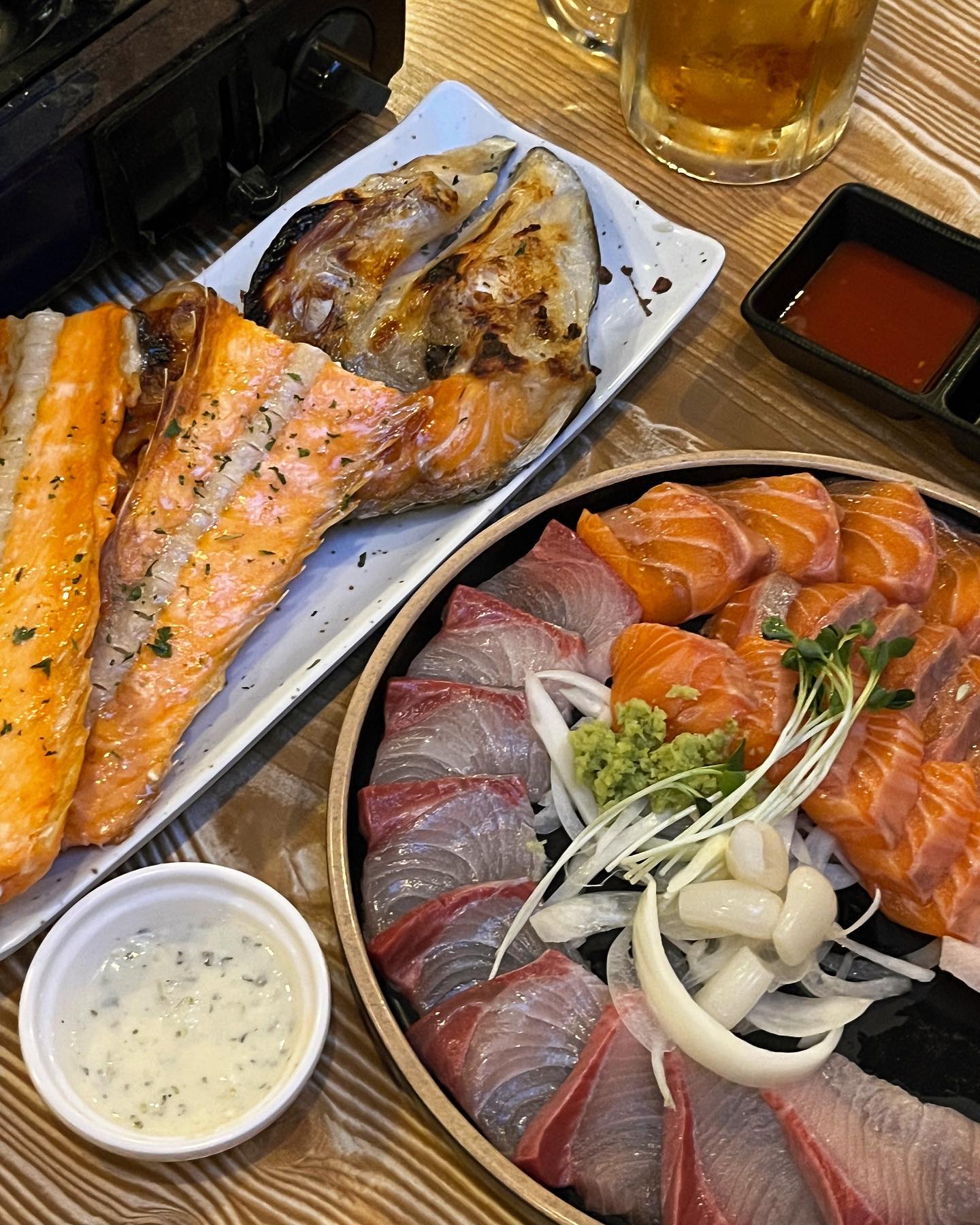 🐟 작은 어촌
🕐 17:00 - 03:00 (일 휴무)

대학가 오래된 숨은 맛집 감성 낭낭한 횟집, 작은 어촌.

늦은 시간, 종강 기념 밥 한끼 할 곳을 찾아보던 중 발견한 맛집인데용. 후기가 많지 않아 살짝 걱정하며 방문했는데 웬걸 ! 학생들이 복작복작. 늦은 시간이었는데도 손님이 많았어요. 이거이거 .. 찐 맛집 기운 폴폴이잖아요 !

🏷 방어 中 38.0 (방어, 연어 반반으로 변경)
🏷 연어 머리구이 13.0
🏷 알밥 8.0

회가 정말 두툼하고 양이 엄청 많아서 여자 둘이 먹기에 중자도 아 ~ 주 충분했어요. 가성비 횟집이라는 후기가 꽤 있던데 정말이었어요 .. 가성비 최고 ! 아직은 덜 추워서 그런지 방어는 고소함과 기름짐이 조금 아쉬웠지만, 연어는 하나도 안바리구 정말 맛있었어요.

회를 열심히 먹던 중 갑자기 너무 고소하고 맛있는 알밥 냄새가 폴폴 나서 시켜봤는데, 알밥도 쫀맛. 기본으로 제공되는 조개탕에 수제비 사리 추가도 꼬옥 해서 드시는 걸 추천합니당 🤤

📍 용인시 수지구 죽전로 114번길 12-14
☎ 031-898-3865
📌 포장/배달 가능
📌 예약/주차 가능