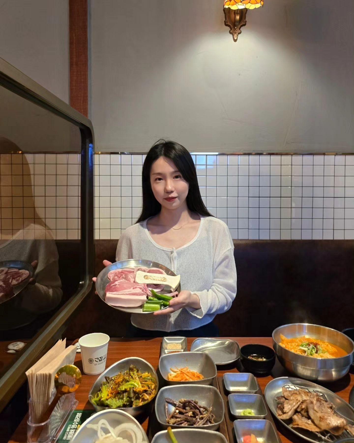 #광고
송도에 놀러 갔다가 든든하게 배채우려 고집132 본점에 들렀어요!
쫄깃살과 도끼갈비 파무침 비빔밥, 김치라면을 주문했는데요.
고기 비주얼 실화인가요?🤭
132시간 저온 숙성을 고집한 진짜 제주 숙성 돼지 고기랍니다!
직원분께서 직접 숯불에 그릴링을 해주셔서
더욱 맛있게 즐길 수 있어요.

운 좋게 한 테이블 빈자리에 앉았지만,
조금만 늦게 갔으면 웨이팅을 할 뻔 했더라고요.
테이블링 기기가 있어서 원격줄서기도 가능하니 참고하시길 바랄게요.😆

트리플스트리트 근처에 있어서 쇼핑하고 배채우기 딱 좋은 곳이랍니다.
쫄깃하고 풍부한 육즙의 제주 돼지고기라서 자꾸 생각나
조만간 또 방문할 예정이에요 크크❣️

#인천송도맛집 #송도삼겹살맛집 #송도회식장소 #송도신도시맛집 #송도트리플스트리트고기맛집 #송도가족모임 #송도고기맛집 #송도맛집 #송도고기집 #고집132송도본점 #고집132송도 #송도트리플스트리트맛집 #트리플스트리트맛집 #트리플스트리트고기집