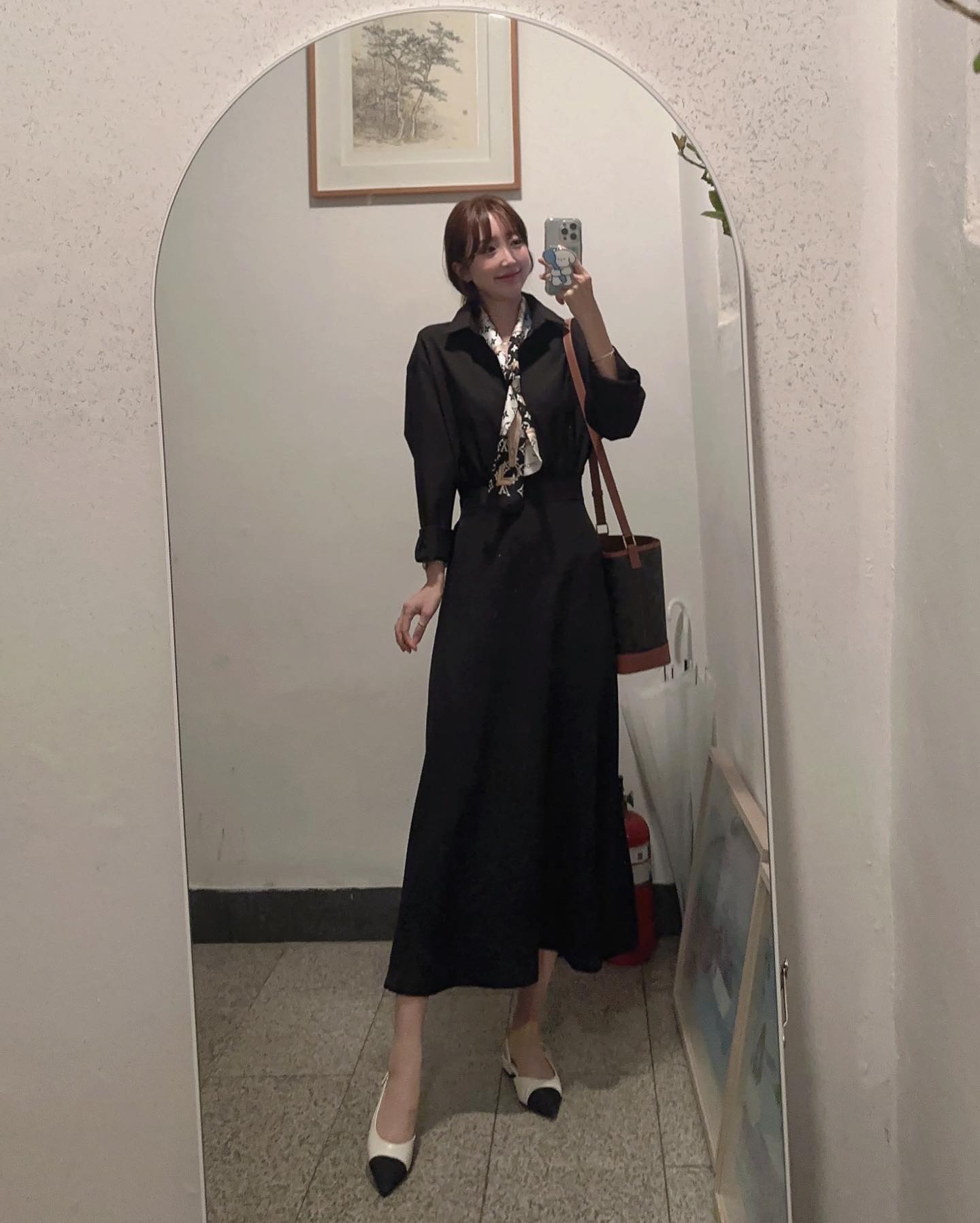 ღ
긴장반 즐거움반의 오늘😌
오늘 하루도 자알 보냈습니다 징짜 기분죠아🫶🏻
.
.
#원피스코디 #방도스카프 #거울스타그램 #오늘의코디 #정장룩 #정장원피스