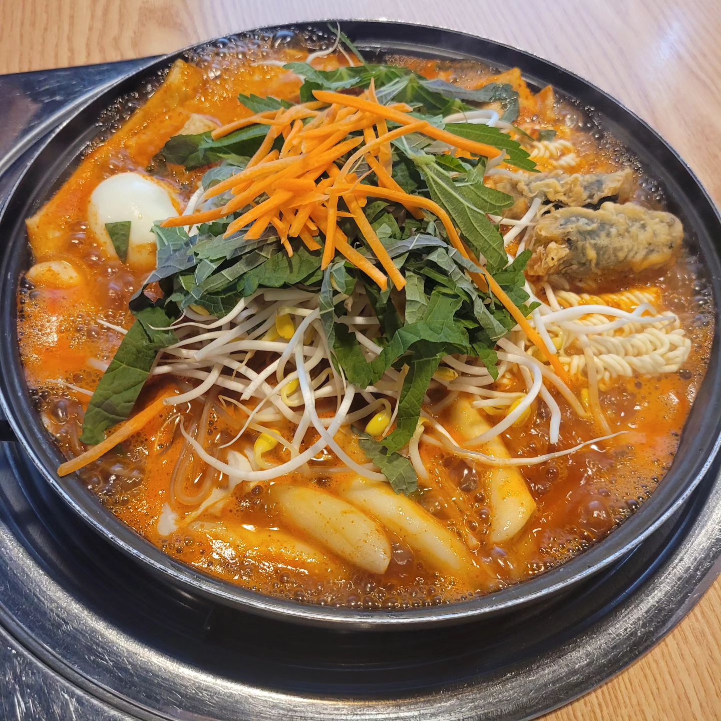 내사랑 jimin_kim91  밍쥬와 지민띠랑 ❤️
맛있는 곳 데려가주는 프로 쩝쩝박사와
즉석떡볶이와 볶응밥이 완전 너무 맛있었다눈.
쫄면사리 어묵 라면사리 어느하나 부족한거 없었고
적당한 맵기로 입맛이 upup
배안고프다그래놓고 푸파하게되는 맛.

돈까스 소스 부먹 찍먹 물어봐 주는 센스
화덕피자도 치즈듬뿍! 맛있었구
음료도 한번 리필해주신 사장님ㅎㅎ

다음엔 파스타 먹으러가야겠다며ㅎㅎ
못먹어본 메뉴에 또 집착 시작쓰 ~~~

다시봐도 군침 싹 돈다ㅜㅜ

#샐리네집밥 #샐리네식탁 #샐리의맛집탕방 #즉석떡볶이 #천안맛집 #화덕피자