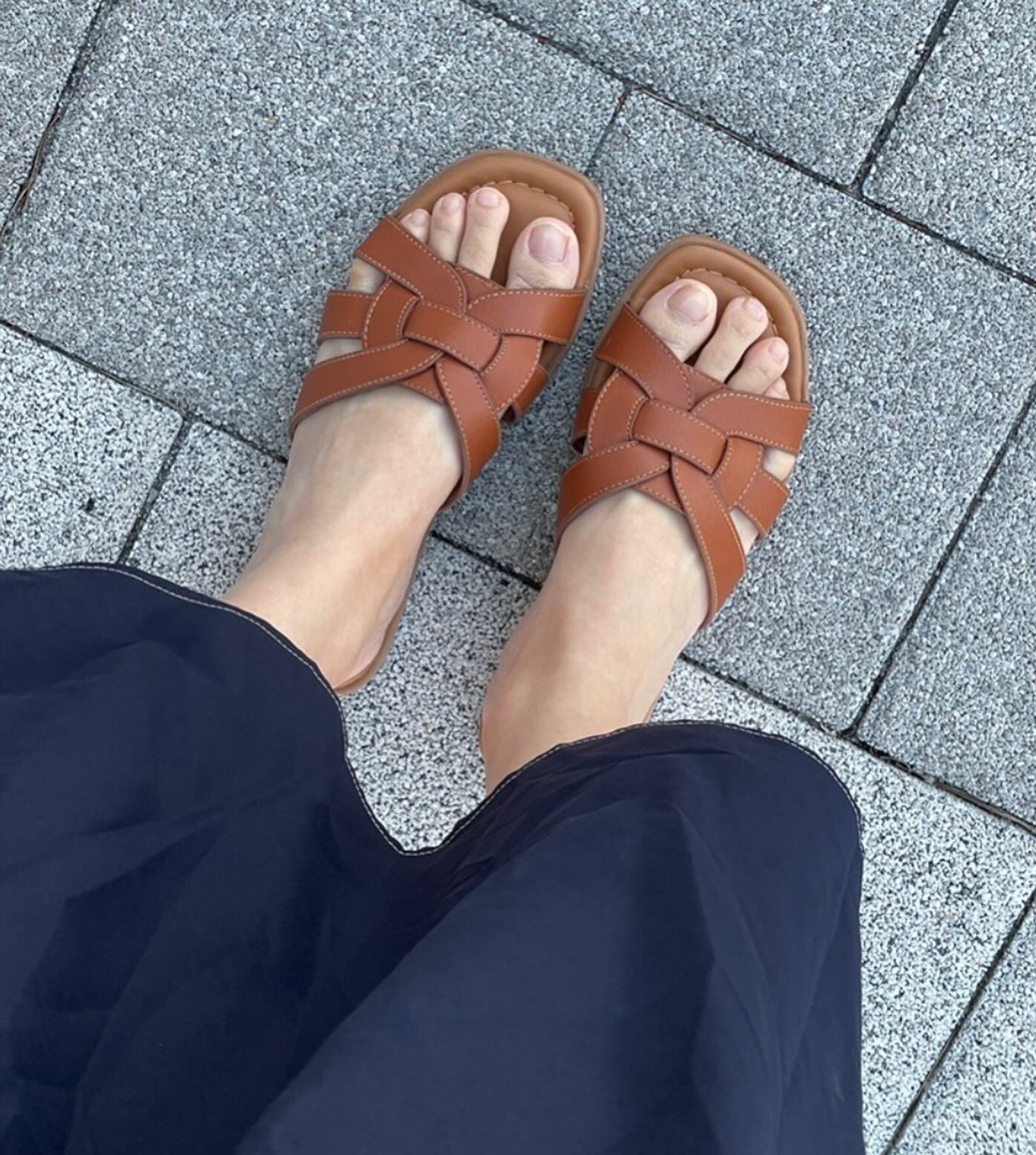 고급스러운 가죽 슬리퍼🩴
bearpaw_official 
베어파우 신상 슬리퍼 아드리아나
요즘 제 데일리 슈즈인데요 :)
1cm 편한 굽에 탄 컬러가 매력적인 아이템입니다

#베어파우 #여름슬리퍼 #베어파우슬리퍼 #여름슬리퍼추천