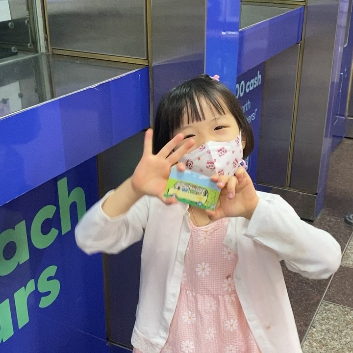 #아이와싱가포르여행 

우리나라에서도 미취학 아동은 
무료로 대중교통을 이용할 수 있는 것처럼,
싱가포르에서도 7세 미만의 어린이는
MRT, 버스 등 대중교통 무료 이용이 가능한데요!

차일드 컨세션 카드 발급 받으셔서
대중교통 이용해 보시기를 추천 드려요.
아이가 자기 교통카드가 생겼다고 
엄청 좋아하기에 무조건 발급을 추천 합니다 ㅎㅎ

✨발급 대상 
키 90cm 이상, 7세 미만의 어린이
- 키 90cm 미만 성인 동반 어린이는 무료 탑승
- 카드는 아동이 7세가 되는 해의 4월 30일까지 유효

✨신청 방법 : 
TransitLink 발권 사무소에서 무료로 신청 가능
★ 어린이 여권 원본 소지 필수
​
TransitLink 발권 사무소는 
많은 MRT 역에 위치하고 있습니다.
저희는 동선에 맞는 시티홀 역에서 신청했어요!

✨어른들은 이지링크 구입하시는 것보다는
#토스체크카드 #트래블월렛 발급해 가셔서 
교통카드로 사용하시길 추천!
겁나 편해서 놀라버렸어요...bbb

📝 #자세한후기는블로그에
.
. 
🏷️ #김매력의싱가포르여행 

스토리 하이라이트 [ #아이와싱가포르 ] 탭에서 #여행후기 미리 보실 수 있어요!