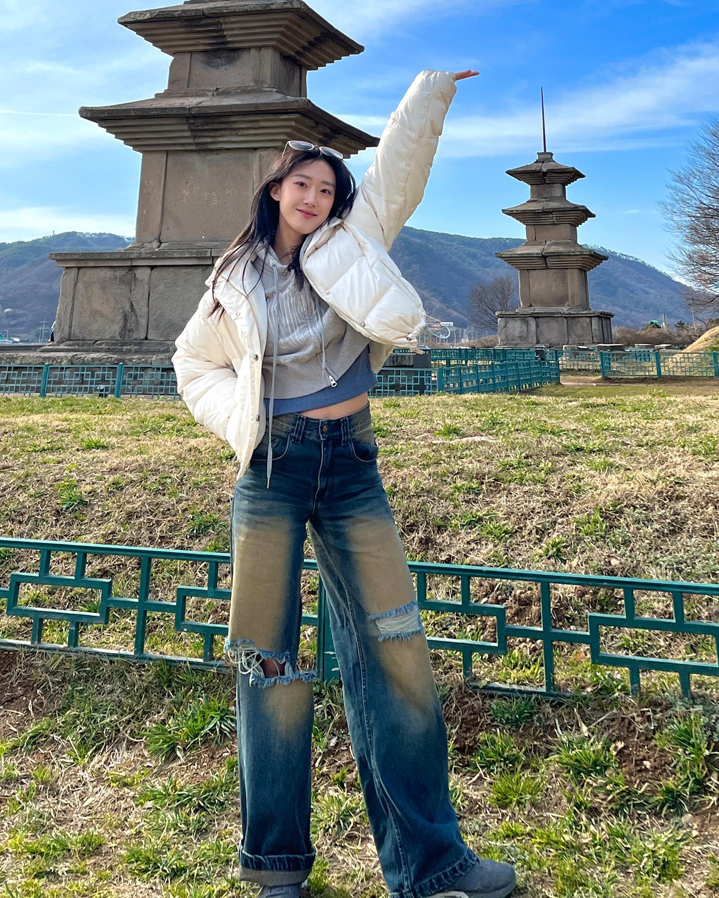 뭐야 ~~ 나 넘 행복하잖아 ? 💚🫶✨ 
#감은사지삼층석탑 햇빛 받고 초원과 함께 아름다워 ✨

해피 무드 가득 안고서 
아빠랑 한 컷 ~ ! 😊

#경주 #경주감포 #경주여행