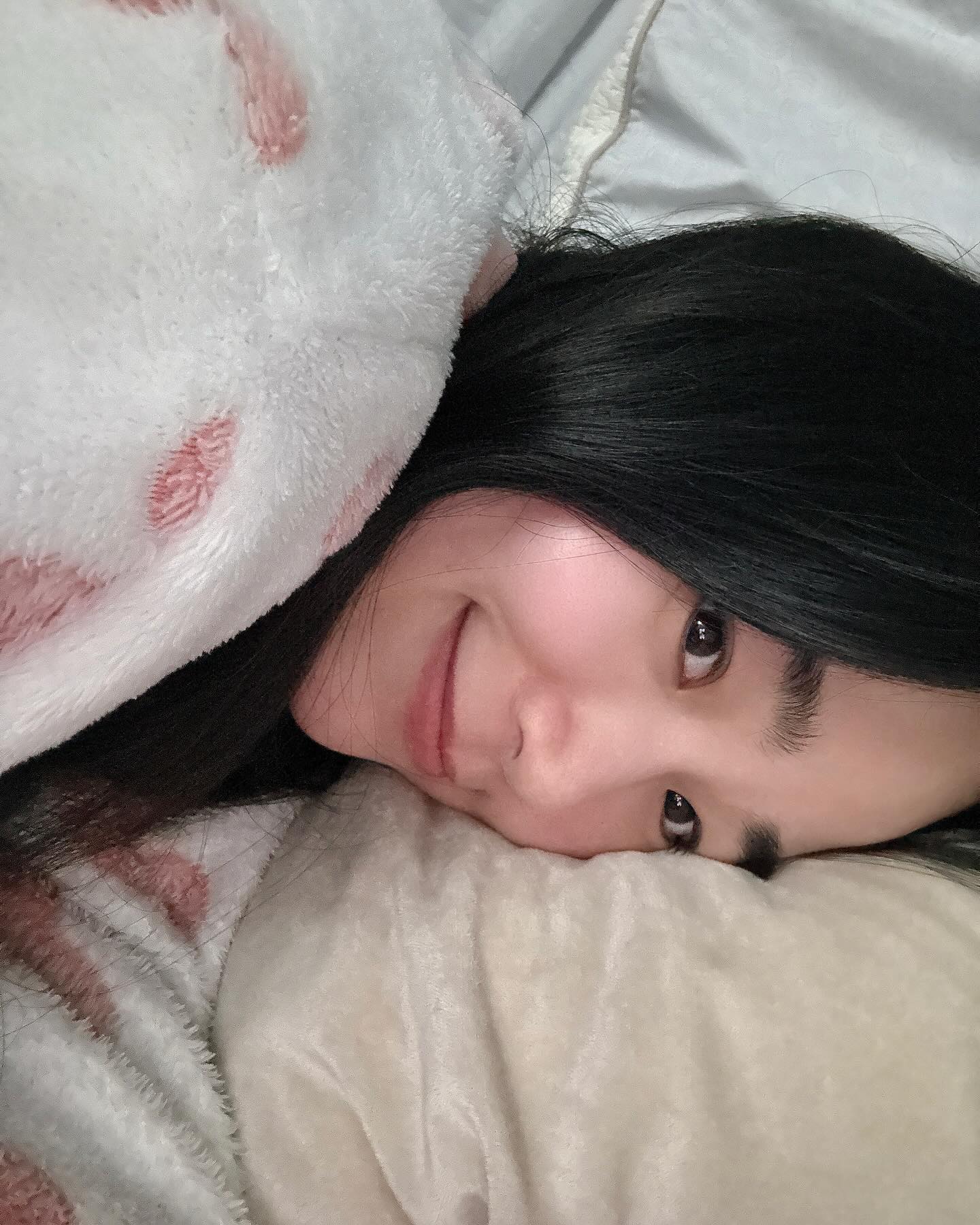 - 
돌려봐야해서 목아프지롱~~

디톡스 1일차인데  두통이 벌써 오네요..?
저 잘할 수 있겠죠? 자꾸 맛있는거 올리지마세요🥹
배가 진심 너무 고파요ㅠㅠㅠㅠ
까까도 먹고싶고 맛있는 냠냠들도 먹고싶어요

그와중에 기운없는데도 운동하고 온 독한 여자!
운동하고오니까 힘빠져서 누워있다가 심심해서 셀카찍었는데 
그래도 붓기빠져서 사진은 잘나오네요😌
뒹굴뒹굴,,이불속이 최고야🩷
배구파요 
.
.
#디톡스다이어트#디톡스주스#다이어터#오운완#셀카투척#잠옷스타그램#굿밤🌙