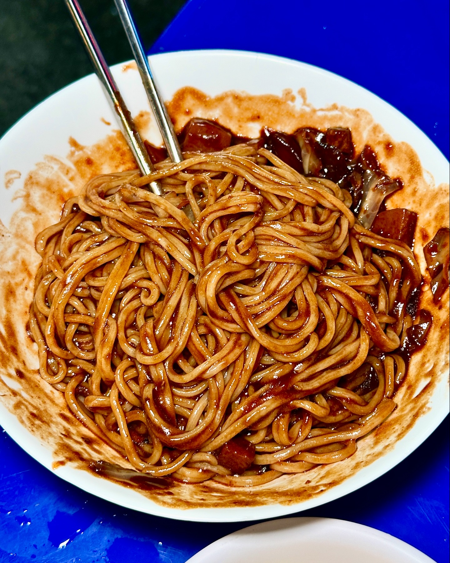 소주 사가서 먹는 야장 우동집🍜🍶
심지어 새벽 5시까지 오픈하는 자양동 노포!

정말 귀하지 않습니까? 날도 청명해지는 시기.
야장맨들… 시원한 이슬에 이제 시작해야죠💛

제가 중고등학교 때는 실제로 버스를 개조해서
차우동이라는 명칭으로 장사를 하셨었드랬죠.

야자 끝나고 우동이랑 짜장 먹으러 많이 왔는데.
자양동 원주민이면 모르는 사람 아마 없을 듯?!

스무살 넘어서는 소주 한 병 사들고 막차로 갑니다.
야장에서 먹는 우동과 소주 한 잔은 낭만 그 자체💜

자양동 놀러오세요. 낭만을 드립니다.😘✨
 
 
#차우동 #추억의차우동
#자양동맛집 #자양동노포 #광진구맛집 #우동맛집 #짜장맛집 #노포투어 #노포맛집 #서울맛집 #소주안주 #면스타그램 #noodles #야장맛집