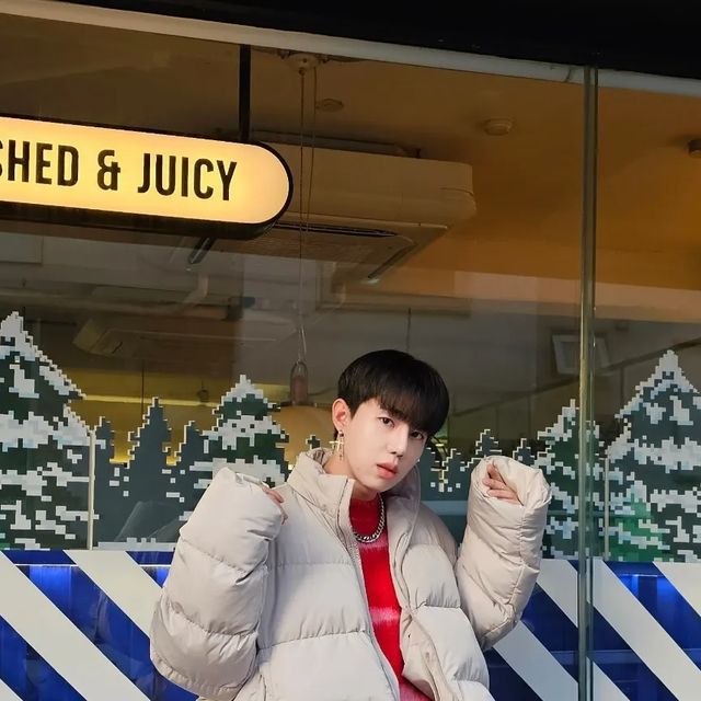 임 정원 on Instagram: "#광고 아 오늘으으으은 임정원과 벌써 수차례 교류가 이어지고 있는! 유니크하고 실용적인 디자인을 자랑하는 스텐다드에러의 에센셜 언발란스 오버핏 후드 패딩 점퍼