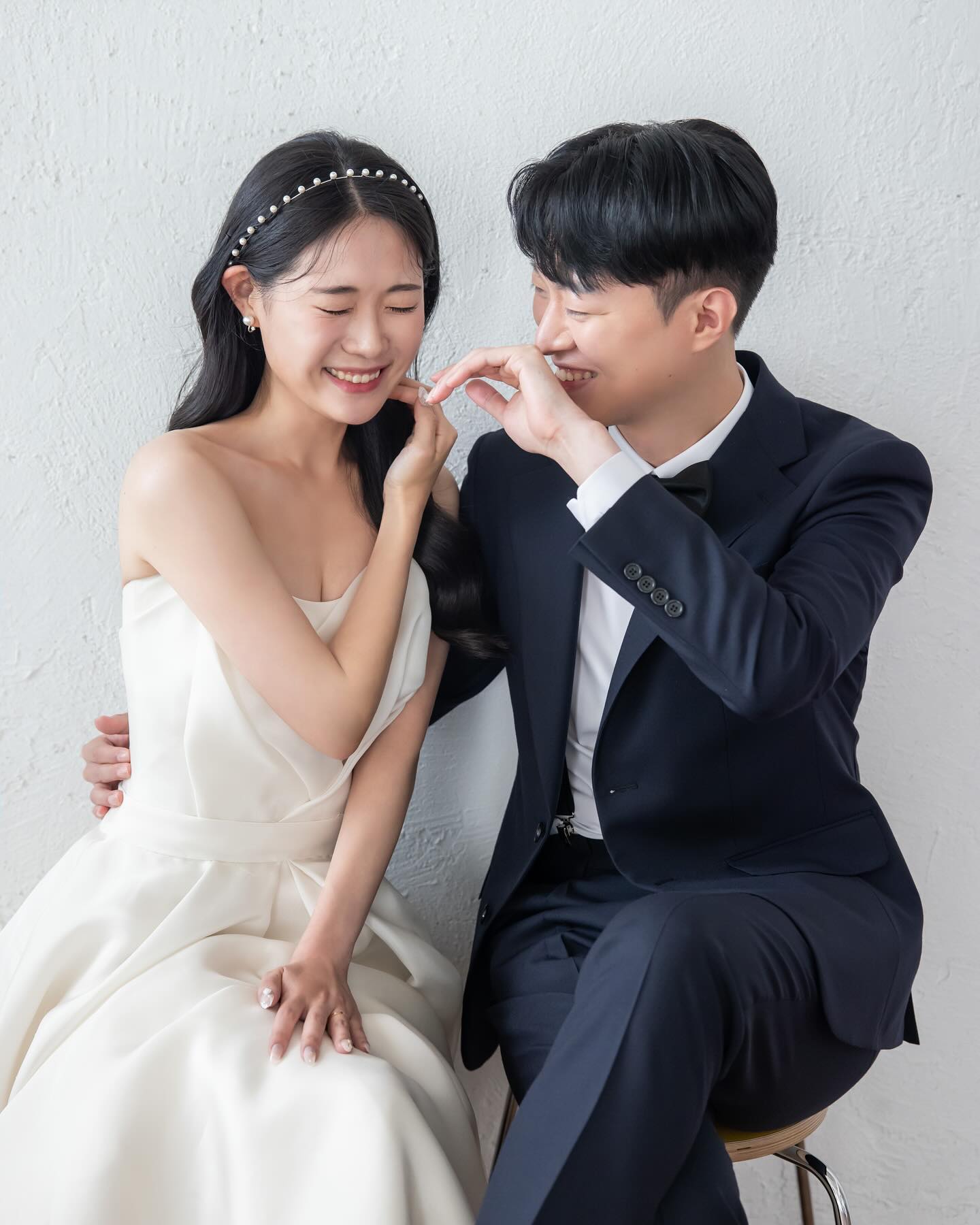 D-7 wedding day💍
✓ 2024년 02월 25일 일요일 오후 12시 30분
✓ 청주 더빈컨벤션 가드니아홀
 2년전 서로 한눈에 반해 처음 만난 우리 결혼합니다.

한 분 한 분 직접 찾아뵙고 인사드려야 하나, 오랜만에 전하는 소식에 혹여나 부담으로 다가오지 않을까 하는 조심스러운 마음 에 연락드리지 못한 분들도 계십니다.
너그러이 양해해 주시고 넓은 마음으로 먼저 연락 주신다면 감사한 마음으로 기쁜 소식을 전하겠습니다.
미리 알고 축하해 주신 분들, 그리고 소중한 이날을 축하해 주실 모든 분들께 감사드립니다.
주말 귀한 시간을 내어 참석한다는 게 쉽지 않음을 잘 알기에 한 분 한 분 발걸음을 감사히 여기고, 평생 그 마음 잊지 않고 잘 살겠습니다.

https://salondeletter.com/w/2wwky8611g

🤵🏻신랑 최규민 👰🏻‍♀️신부 김민경 올림