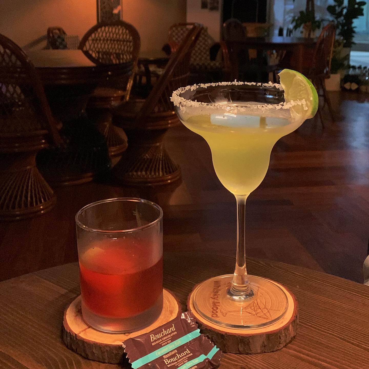 망포역 근처 조용한 감성 바 #위스키무드 whisky_mood 
-
칵알못이 도전한 네그로니와 마가리타는 특이한 맛이었지만 이렇게 배워 나가는거지🧚‍♀️ 김렛이랑 애플 마티니가 향이 좋아 마음에 들었다. 인테리어도 예쁘고 우선 조용한 분위기가 최고. 다음엔 혼술하러도 가볼 예정
-
#망포바 #망포술집