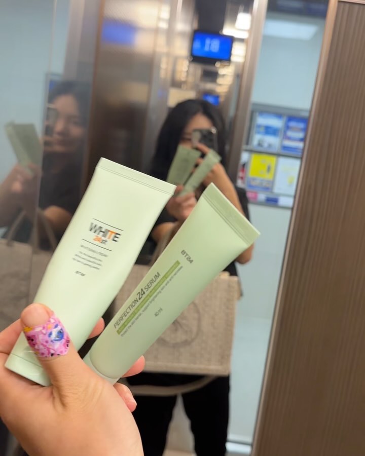 드디어 이 날만을 기다렸어요‼️‼️가장 가장 좋았던 최애제품,,,,🫶🏻

매일써보면서 테스터해보고, 특히나 일교차가 심한 요즘에는 피부관리가 더욱더 필요한시기라는거, 아이 낳기 전 고등학생때부터 화장품판매를 10년 가까이 해왔던 저로써는 의심이 많은지라 사용한지 한달째 되던날 직접 대표님까지 만나달라며 졸라서 미팅까지 하고왔어요!! 

피부에 아무거나 바를수 없잖아요??????????

제 피부는 속은  완전 악악건성 시간지나면 유분은 올라오고, 겉과 속이 많이 다른피부타입이라서 유분이 많은 화장품을 바르면 개기름이 올라오는 피부타입, 좁쌀피부처럼 오돌토돌한 피지들이 많이 올라오는 피부타입이예요 

두달 째 매일 하루에 두번씩 열심히 발라주고 있고 지금은 세럼 크림 각각 두통씩 사용완료🤣🤣🤣

✅2024 화장품 연구개발 부문 대상 수상🎉

✅30년동안 에스테틱샵에서 외길인생을 걸어오신 대표님께서 직접 연구하고 테스터하여 만드신 제품! 현재 시중에 판매되고있는 시판 제품쪽보다는 피부과, 에스테틱샵에 납품되고 있는제품이예요!

✅국내특허받은 멜로시라 성분! 독일에서는 콜라겐 부스터라 불리며 이미 유명하고 현재 국내에선 약국에서 많이 판매되고있는 제품 속 성분이예요 콜라겐 암만 발라봤자 피부에 부착안됩니다 부착될수있도록 생착률을 높여주는 성분과 함께있어야 해요!! 그래야 정말 온전히 내피부에 흡수된답니다!

✅멜로시라와 멜로제라가 만난 국내 독점 화장품! 

✅기미주근깨를 잡기위해 화장품속 알파알부틴 성분이 들어간다는건 아시죠? 알파알부틴성분과 만났을 때 시너지효과가 배로 잡혀서 더욱더 좋다는점! 어느 제품과도 비교불가,,👍🏻

✅유분이 절대 아닌!! OW공법이용으로 인해 수분감이 터지듯 발리는 제형이예요 유분만 끈적이는 화장품이 절대 아니에요!!! 

32살이 되서 폭삭 늙었길래 피부에스테틱 샵에다가 500만원 적립해서 다녀봤지만 우와~~ 좋다는 그때뿐,,,,,,,,,정말이지,,,,,,,내돈💸💸💸💸

30대가 되어보니 알겠어요 피부는 한순간에 폭삭이라는걸,,,,

이미 뿌리박힌 기미는 피부과를 총총 다녀오셔야겠지만 피부과 다녀온뒤에 관리는 어떻게 하고계신가요? 

이제 막 생기려는 기미들을 어떻게 케어할수있을까요? 

저와 같은 고민이시라면 무조건 필독!!✅

기존성분이 들어가있는 화장품쓰시는 것도 좋지만 피부의 생착률을 높일수있게 도와주는 최고의 성분! 

여름에 덥다고 안바르기 시작하면 모공은 겉잡을 수 없다는점 저와 또래분들은 더욱더 공감하시리라 믿어요 저처럼 악건성이신 분들은 두번레이어링하시길 추천드려요!!!

푸석하고 물광기 제대로 잡아주는 화장품! 

대표님과 미팅 후에도 정말 정말 공부하며 열심히 준비했어요! 속보습안잡히고 기초라인 유목민들은 모이세요

고농축 세럼+ 피부장벽 케어할수있는 크림까지 말도 안되는 공구가격까지,,,♥️ 반값에 총총모셔왔어요!!!! 

크림 소비자가 80,000원 (50% 할인)
세럼 소비자가 58,000원 (48% 할인)

1세트 소비자구매가 135,000원-> 59,900원 

공구기간내에만 구매할수 있는 혜택 절대 이가격에 구매못하세요!!

구매 이벤트는 까지 빵빵하게 준비했어요 
스토리 공지 예정입니다♥️

🔛28일 화요일 땡치자마자 오픈합니다 ♥️

#공구진행#더화이트24#멜로시라#기미크림 #물광크림