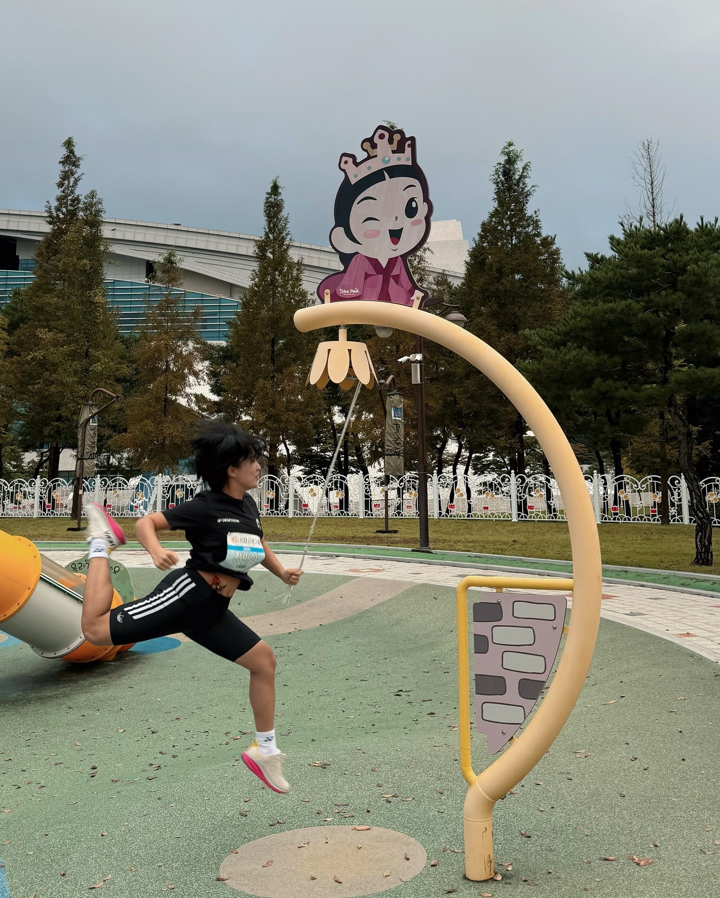 선덕여왕님 기운받고 10km 마라톤 뛰고왔어용 🏃‍♀️✨

#비오는날 #경주국제마라톤 #우중런☔️🏃‍♀️

달리면서 혼자 이런저런 생각을 많이했는데, 나의 삶의 패턴을 알 수 있고 인생의 여정에 대해 생각해 볼 수 있는 시간이었어요 ! 

1. 큰 꿈을 향해 달리면 현재의 목표에 달성하게된다. 
2. 주변에 연연하지말고 나의 속도대로 사는 것이 중요하다. 
3. 나만의 다른 길을 찾는 데에 에너지를 쓰는 것보다, 어쩌면 주류가 되어 그 속에서 속도를 올리는 것이 더 빠른 길일 수 있다. 
4. 지금 나의 수준을 아는 것, 힘이 들어도 멈추지 않는 것
5. 마지막까지 포기하지 않고 나를 믿고 그냥 하기

다음에는 하프 도전..? 🤍💡 다..다음(생)에.. 

#마라톤#마라톤대회#마라톤완주#마라톤스타그램#경주#경주여행#경주카페#경주맛집#운동#운동소통#운동하는여자#운동기록#운동복#운동일기#러닝#러닝스타그램#러닝하는여자
