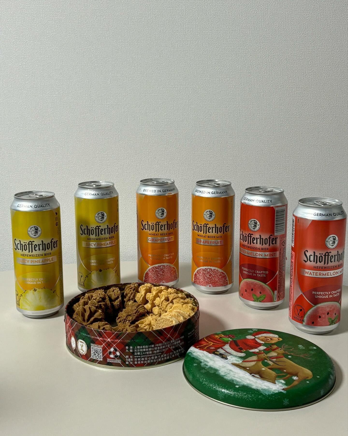 홈파티에 영롱한~ 쉐퍼호퍼 독일 맥주협찬

요즘 집에서 라면 먹을때, 간식 먹을 때, 목 마를때
시원함을 안겨주고 있는 맥주!!🍺

맛은 총 3가지!!

1. 수박맥주🍉
수박 쥬스 좋아하는 분들은 호불호 없을만한데
냉장고에 두었다가 얼음 넣고 먹으면 짱 맛있다!! 언뜻 민트 향기도 남!

2. 자몽맥주🍊
나같이 알콜 좋아하지 않는 분들도 맥주반, 자몽쥬스 반 느낌으로
마실 수 있음! 도수도 2.5%밖에 되지 않았다! 맥주의 고장 독일 잘하네😍

3. 파인애플맥주🍍
가장 맥주향이 많이 났던 거 같은데 파인애플의 상큼함이
쉐퍼호퍼 본연의 맥주맛과 잘 블렌딩 되었다는 생각이 들었다

+ 전국 각지에 있는
롯데마트, 롯데슈퍼, 이마트, 노브랜드,
세븐일레븐, 미니스톱, 주아킹, 고래맥주창고에서
만나볼 수 있음!!!

얼마전에 롯데마트 갔는데 세 종류 다 먹을 수 있어서
반가웠다!!!🍻🍻🍻

그래도 너무나 지나친 과음은 간암을 유발한다는 점 기억하시길 바라며...‼️⛔️
캔까지 예쁜 쉐퍼호퍼 소개 끝!!

#쉐퍼호퍼 #자몽맥주 #수박맥주 #파인애플맥주 #도수낮은맥주 
#롯데마트맥주 #독일맥주 #쉐퍼호퍼 
 #달달한맥주