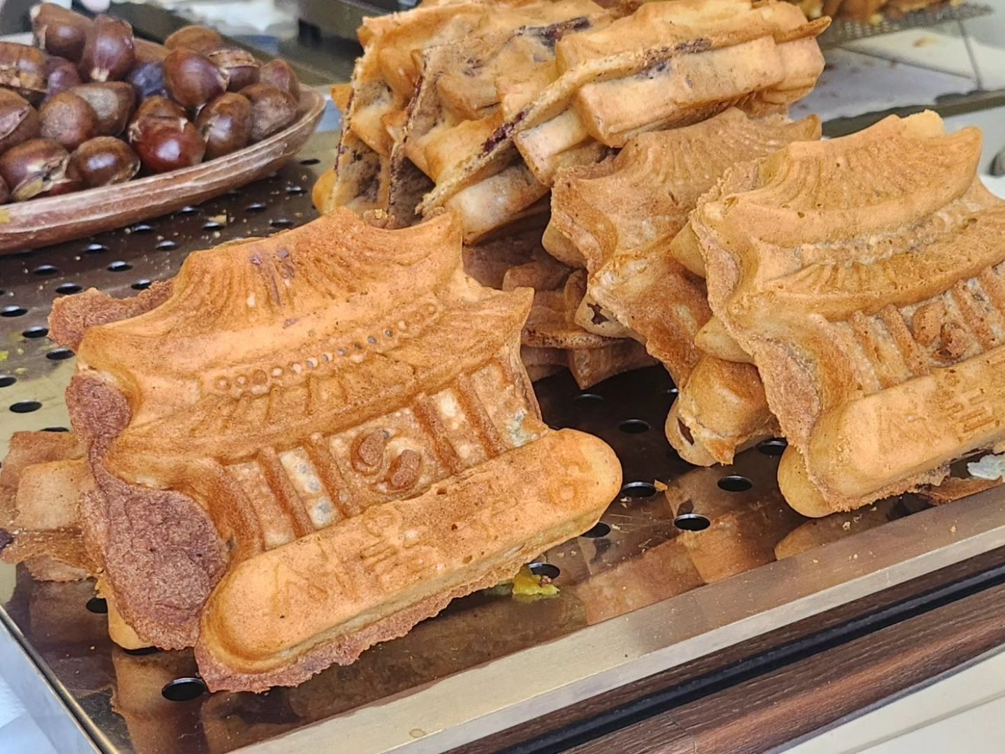 북촌 갔다 맛본 #기와빵 
맛도 다양한데 내가 맛본건 #기와고구마무스빵 
바삭한 기와모양 빵안에 고구마무스가 듬뿍 들어있어 
완전 달달하니 맛있었던 기억이....
다음에 가면 다른 맛들도 모두 사와야겠다능~!! 
. 
#서울구경 #북촌맛집 #북촌디저트 #종로카페추천 #종로디저트 #팥빵 #누텔라빵 #고구마빵 #foodie #koreanfood #kfood