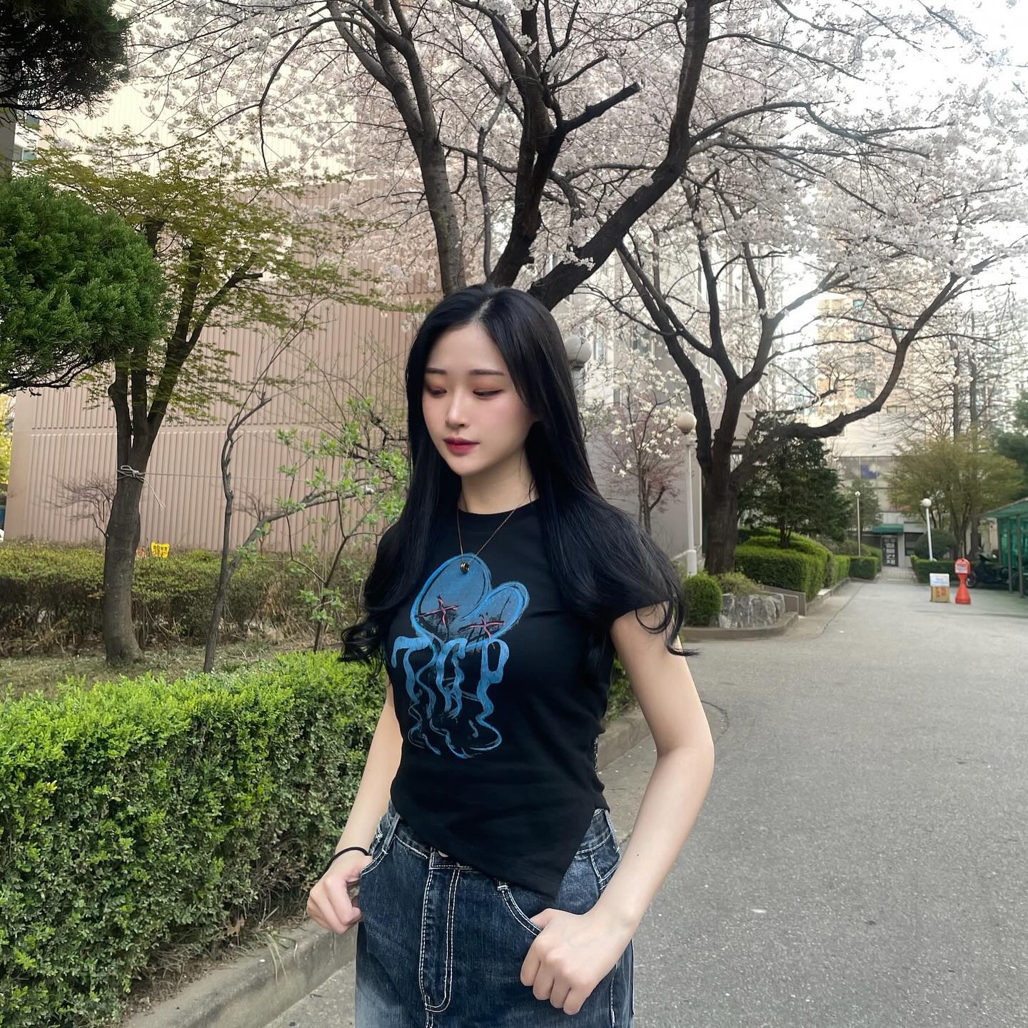 감각적인 프린팅이 포인트인 언발란스 크롭티💙🖤

더콜렉터페이지의 제품들은 다양한 아티스트와의 협업을 통해 작품을 디자인에 녹여냈다고 해요🫶🏻

thecollectorpage
#thecollectorpage
#더콜렉터페이지 #TCP
#더컬렉터페이지 #더콜페 #ootd #selfie #ootdfashion #fashion