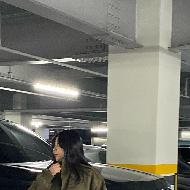 hyeona on Instagram: "#광고 @standarderror_official - Brand : 스탠다드에러(STANDARDERROR) - Item : [비건 스웨이드] 하이넥 포켓 스웨이드 자켓 / 카키L 스웨이드 특유의 은은한 광택 굳! 카키 컬러감 너무좋잖