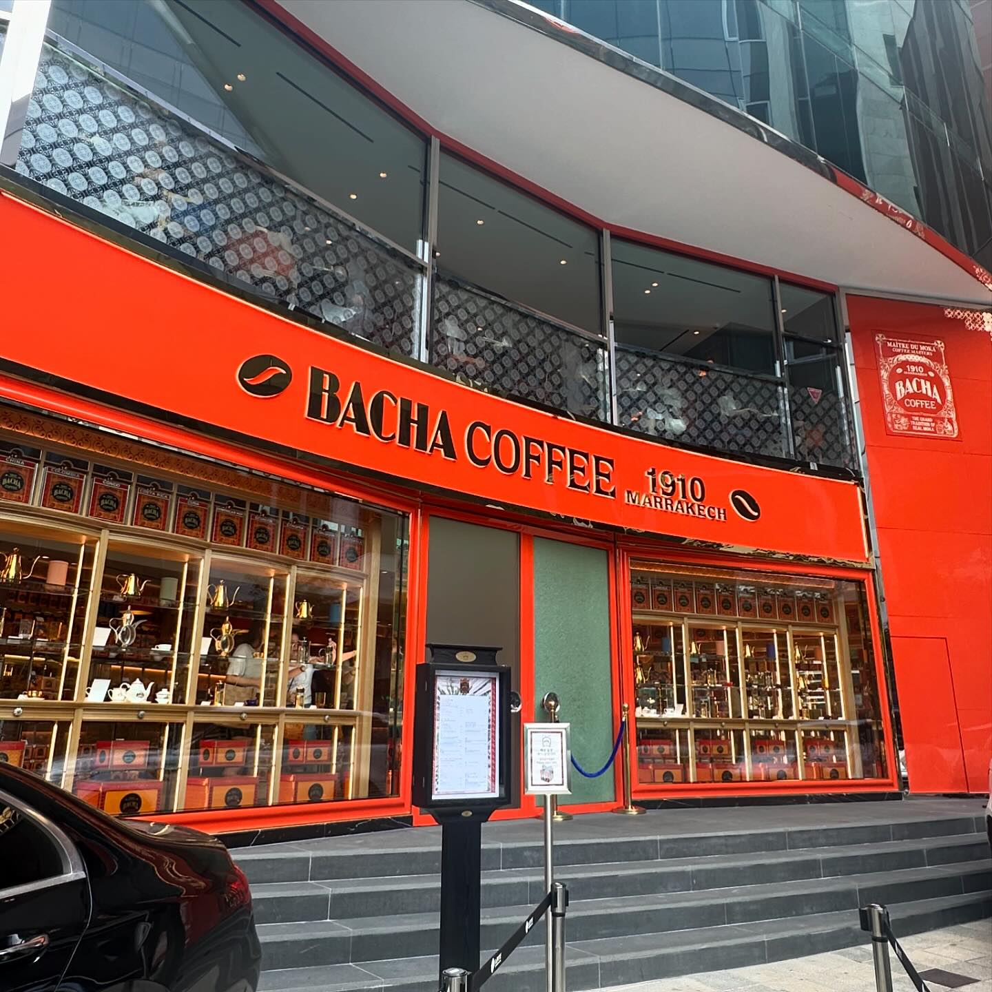 싱가폴의 추억 바샤커피가 청담에 생김☕️
.
생각보다 규모가 크다
밀라노모닝도 드립백으로 있더라는
.
먹고갈 수 있음 그러려했으나
대기줄이 어마무시해서
구경만 하고옴 ㅋㅋㅋ 
.
테이크아웃 하기에는 너무 더우니깐 
.
언젠가 또 올게 😬
.
.
#바샤커피 #싱가포르 #아니고 #청담