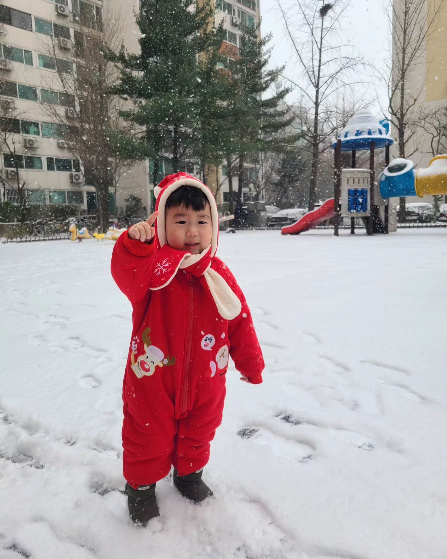 Baby Santa on Snowy Day 🎅🏻 Insung's 3rd Christmas 🎄