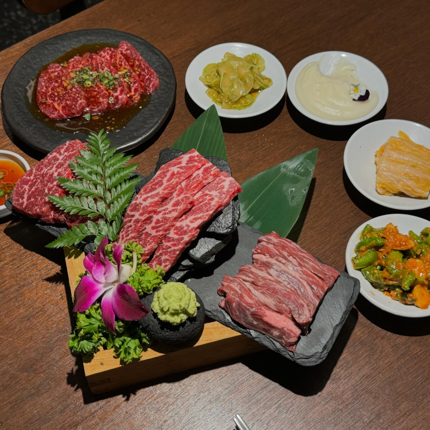 오늘은 오랜만에 저녁 외식을 하기로 했는데요!
신랑 회사 근처 공덕에 소고기 맛집이 있다고 해서 퇴근 후에 공덕역 앞에서 만나 가기로 했어요:)

🔸주문 메뉴🔸
고기모듬 2인(360g) 75,000원
미소 대창 전골 10,000원
제로콜라 4,000원

오늘의 주인공 고기모듬 등장!

왼쪽부터 삼각살, 꽃갈비살, 안창살이고 동그란 그릇 안에 있는 게 바로 양념 삼각살이에요

왼쪽부터 구워 먹으면 되고 마지막에 양념된 고기를 먹는 걸 추천해 주셨어요:)

대창전골은 국물이 정말 맛있어요!!
대창도 너무 고소한데요~ 소스 찍어 먹으면 완전 꿀맛!!
식감 좋은 버섯과 달달한 양배추까지 조합이 너무 좋네요

오늘도 남김없이... 흡입해버린 우리 진짜 너무 맛있다!

분위기도 너무 좋아서 데이트하기 너무 좋고 맛도 너무 좋은 공덕 소고기 맛집 찰나

가족과 연인, 친구와 함께 방문해 보세요~ 완전 추천드려요👍

📍주소📍
서울 마포구 백범로 170, 102동 1층 11호
(5호선, 6호선, 공항, 경의중앙선 공덕역 1번 출구에서 183m 미터)

🅿️주차안내🅿️
공덕더샵아파트 주차 가능
(지하주차장 1시간 무료주차)

📞전화번호📞
0507-1353-5598

⏰영업 시간⏰
월~금 17:00 ~ 23:00 라스트 오더 22:00
토~일 13:00 ~ 22:00 라스트 오더 21:00

✨무선 인터넷, 단체 이용 가능, 남/녀 화장실 구분, 유아의자, 장애인 휠체어 이용 가능, 출입구 휠체어 이용 가능, 좌석 휠체어 이용 가능, 장애인 주차구역

#공덕맛집#공덕역맛집#공덕역소고기#공덕역#공덕역소고기맛집#공덕데이트#공덕역데이트#공덕분위기좋은식당#데이트#서울맛집#일상#소통#좋아요#선팔환영#맞팔환영#먹팔환영#먹스타그램